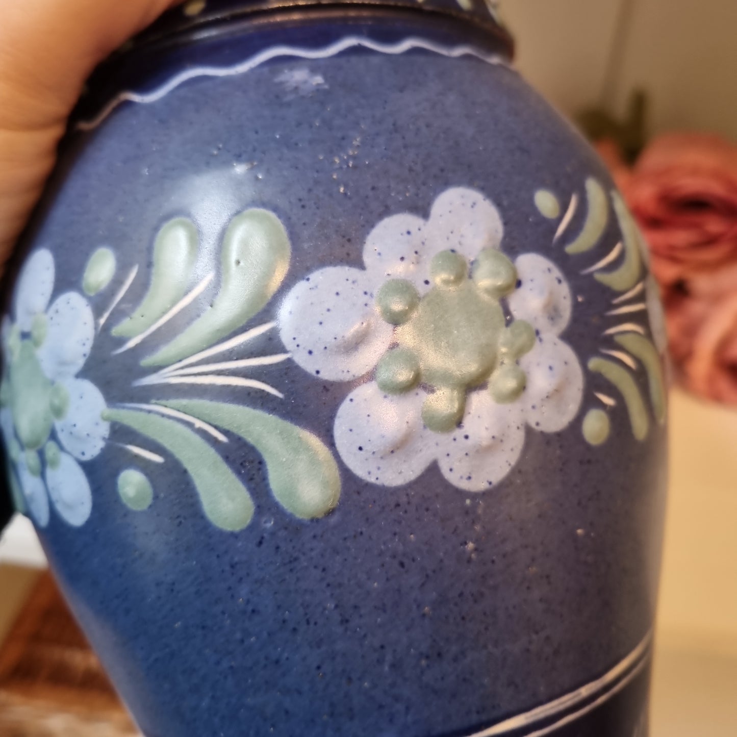 Antike wunderschöne blaue Vase mit Henkel Krug Handbemalt Blumen