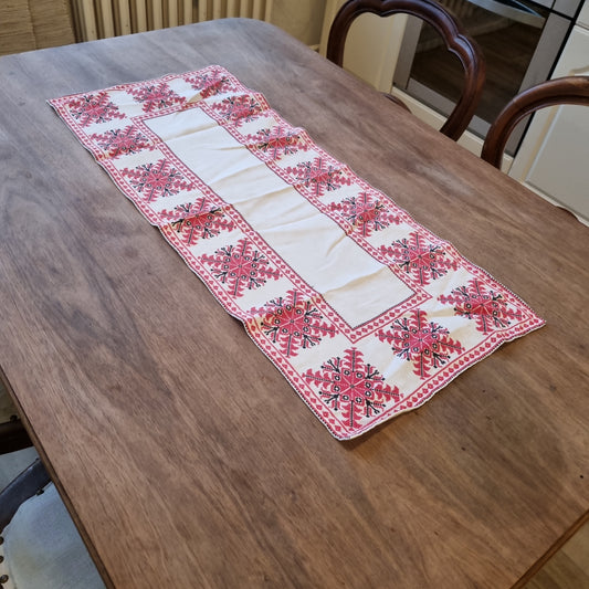 🤍Antikes Handbesticktes Deckchen Tischdecke Läufer Rot Schwarz Weiß Sterne Traditionell