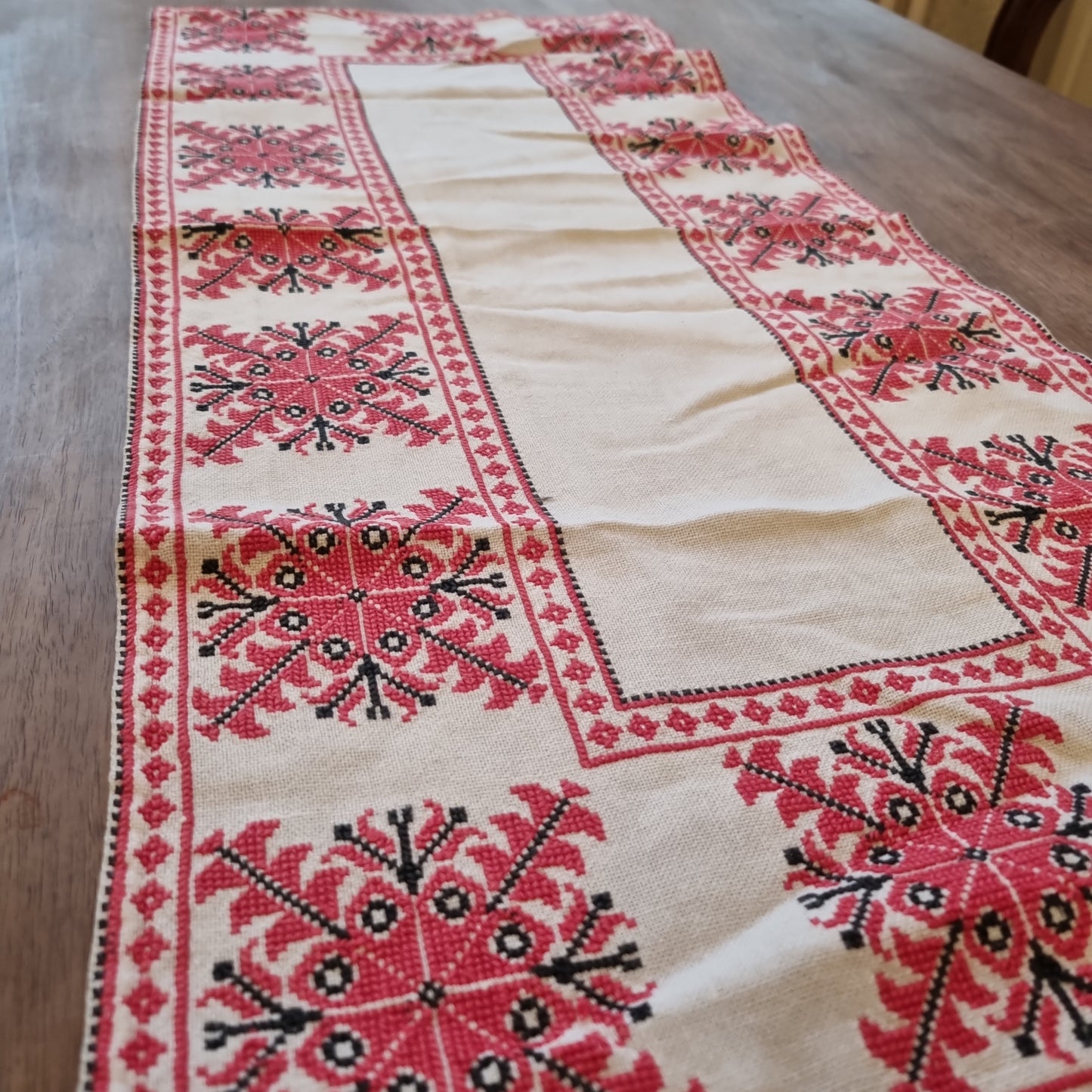 🤍Antikes Handbesticktes Deckchen Tischdecke Läufer Rot Schwarz Weiß Sterne Traditionell