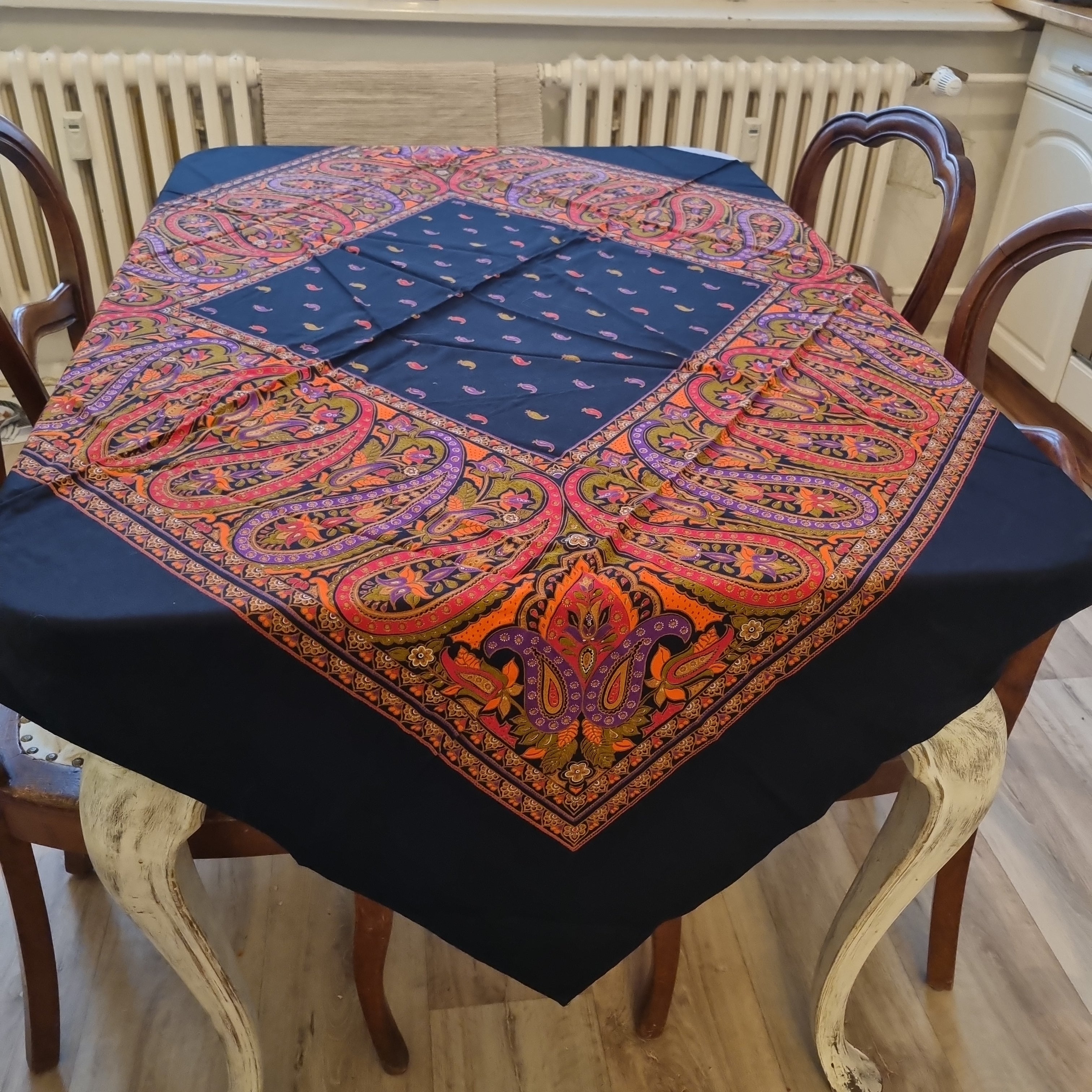 Vintage Schultertuch oder Tischdecke schwarz rot 140x140cm 🤍