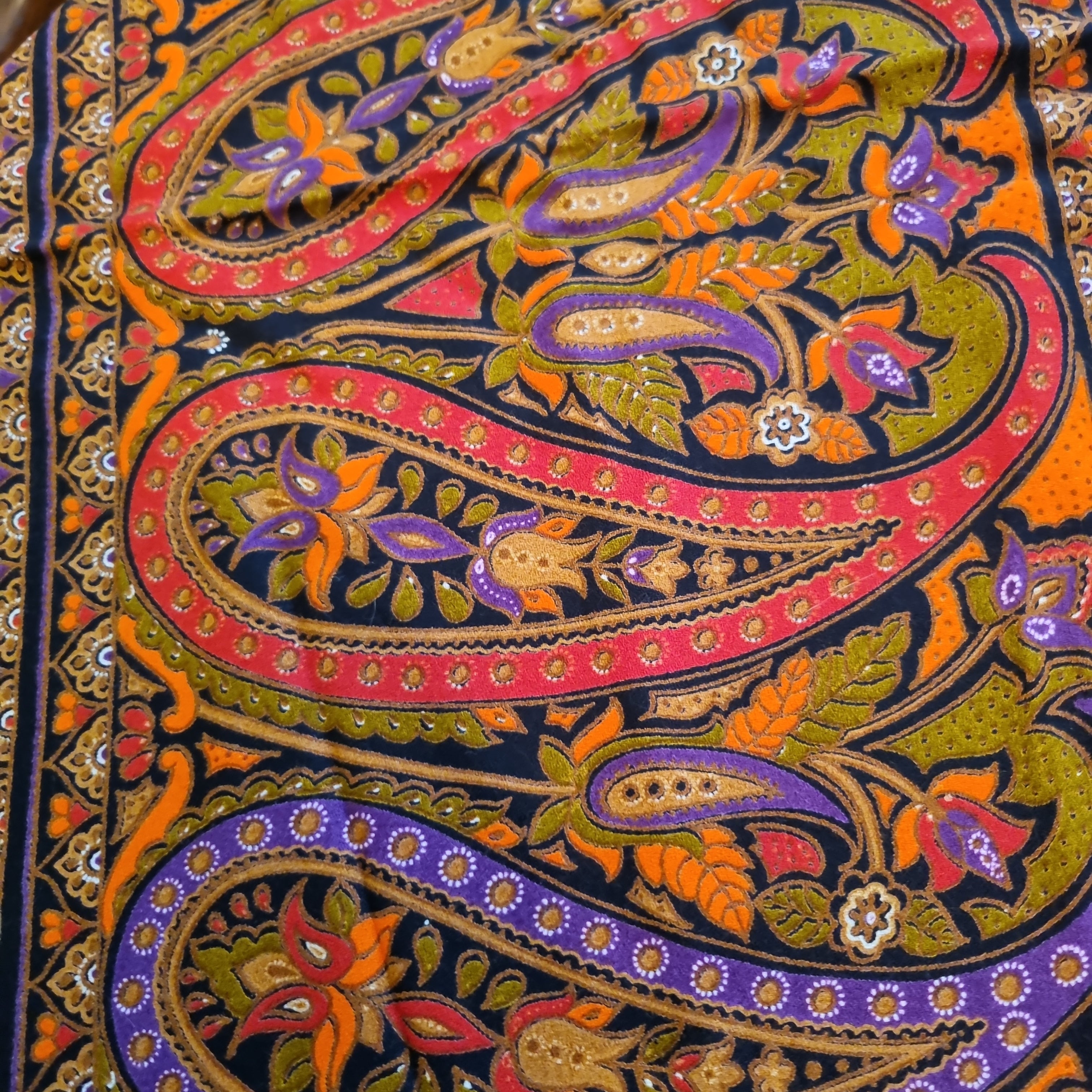 Vintage Schultertuch oder Tischdecke schwarz rot 140x140cm 🤍