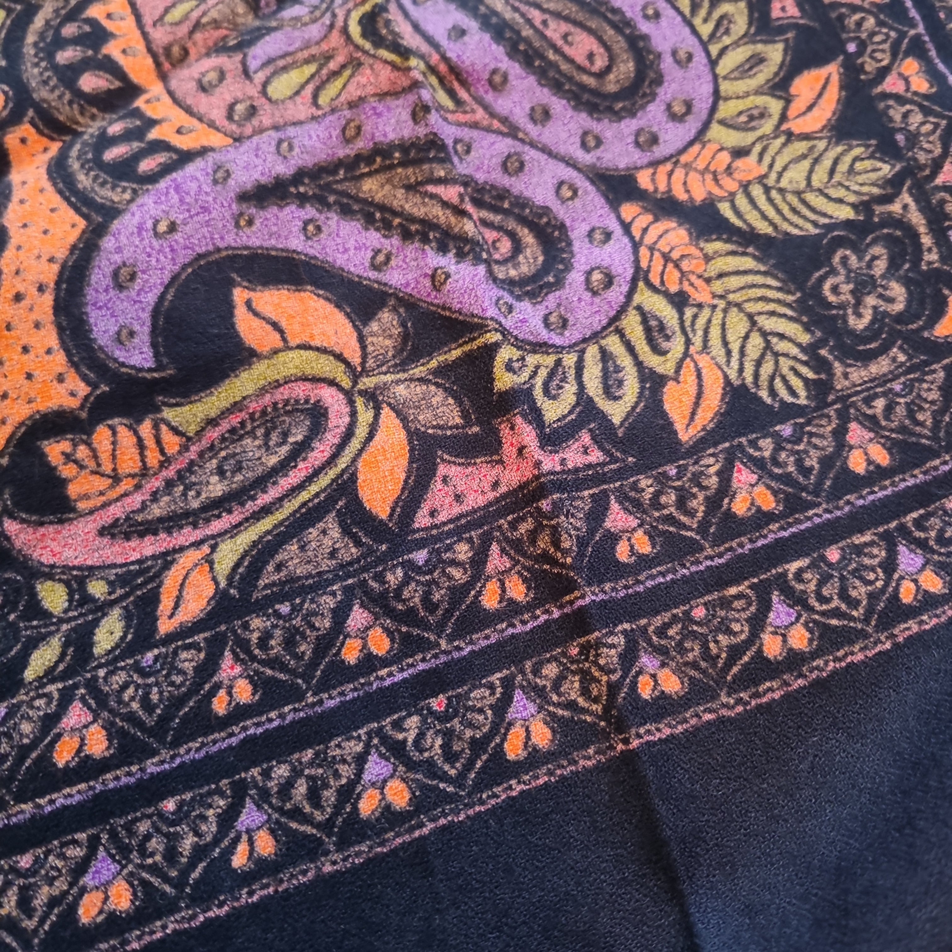Vintage Schultertuch oder Tischdecke schwarz rot 140x140cm 🤍