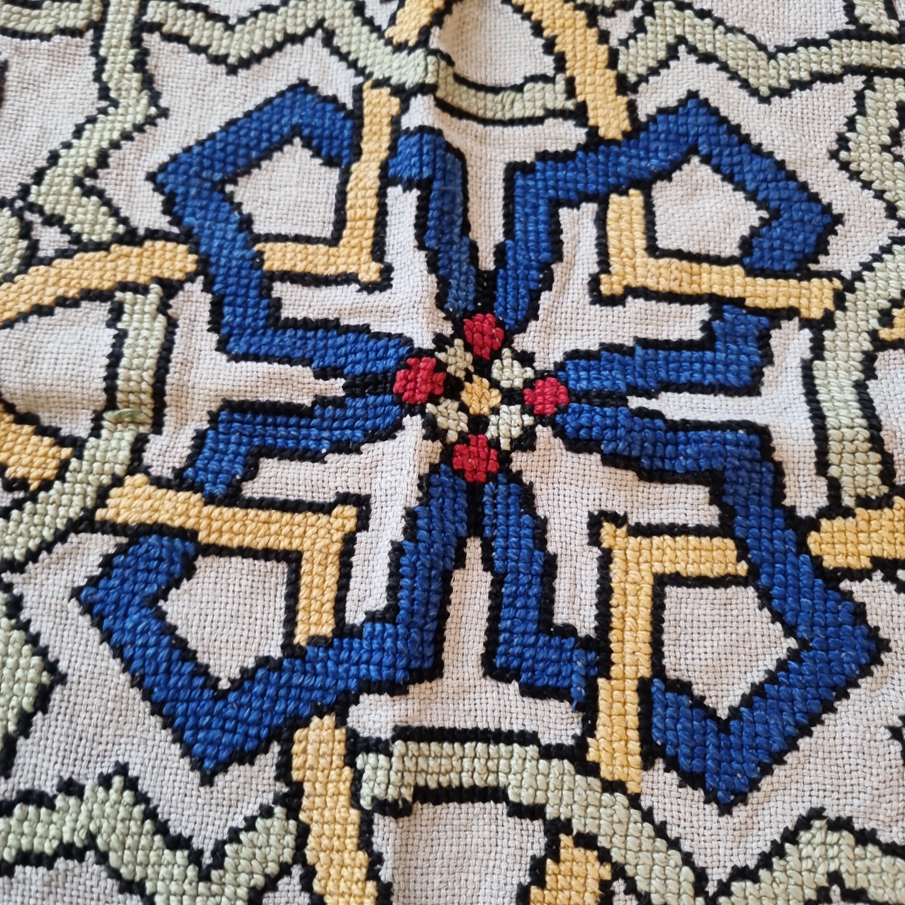 Antike handbestickte Mitteldecke Leinen Handarbeit bunt Vintage 60x60cm 🤍