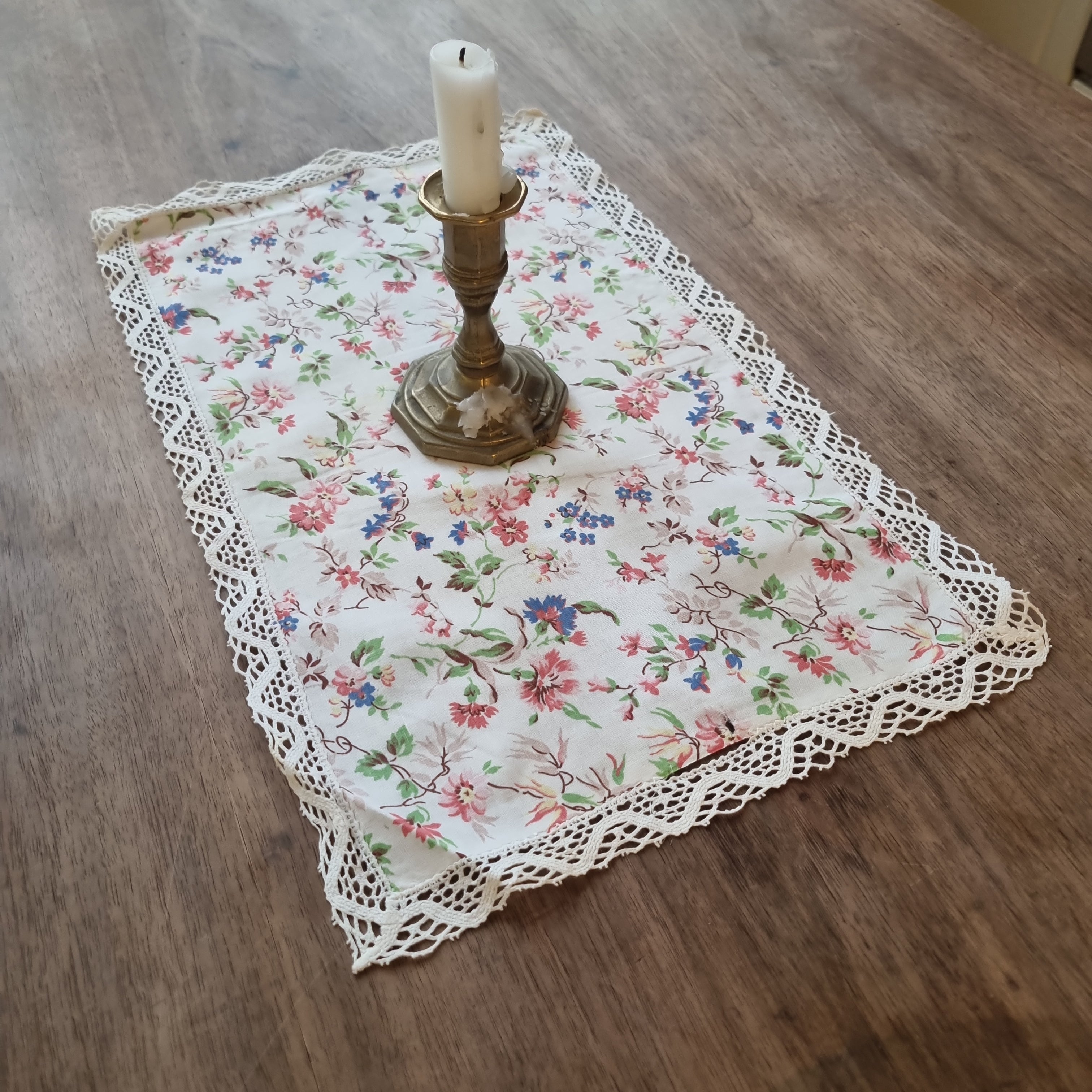 Antikes romantisches Zierdeckchen mit Blumenmotiv und Spitze 27x43cm 🤍