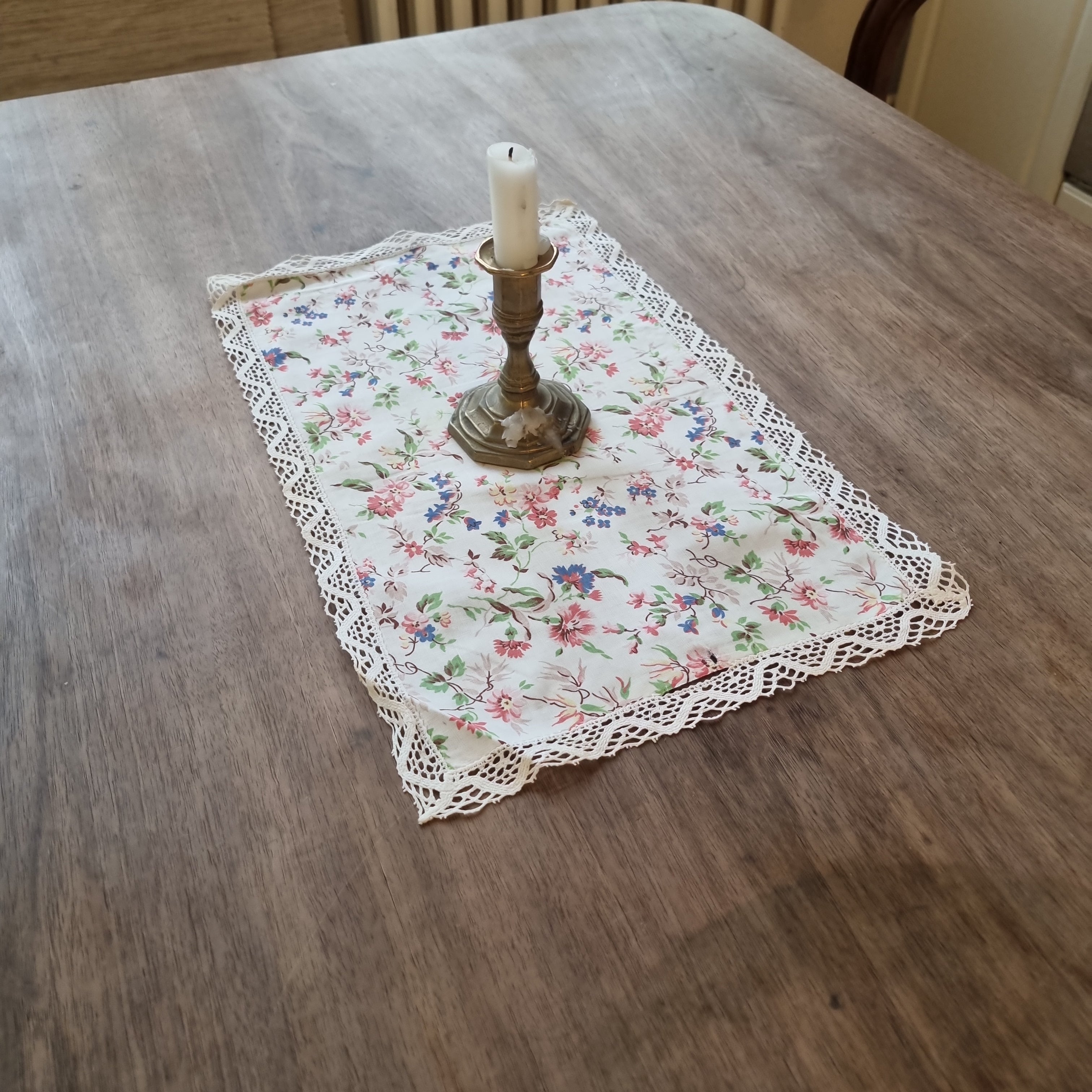 Antikes romantisches Zierdeckchen mit Blumenmotiv und Spitze 27x43cm 🤍