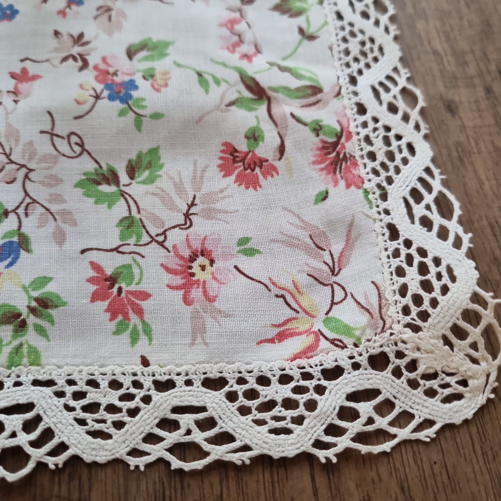 Antikes romantisches Zierdeckchen mit Blumenmotiv und Spitze 27x43cm 🤍