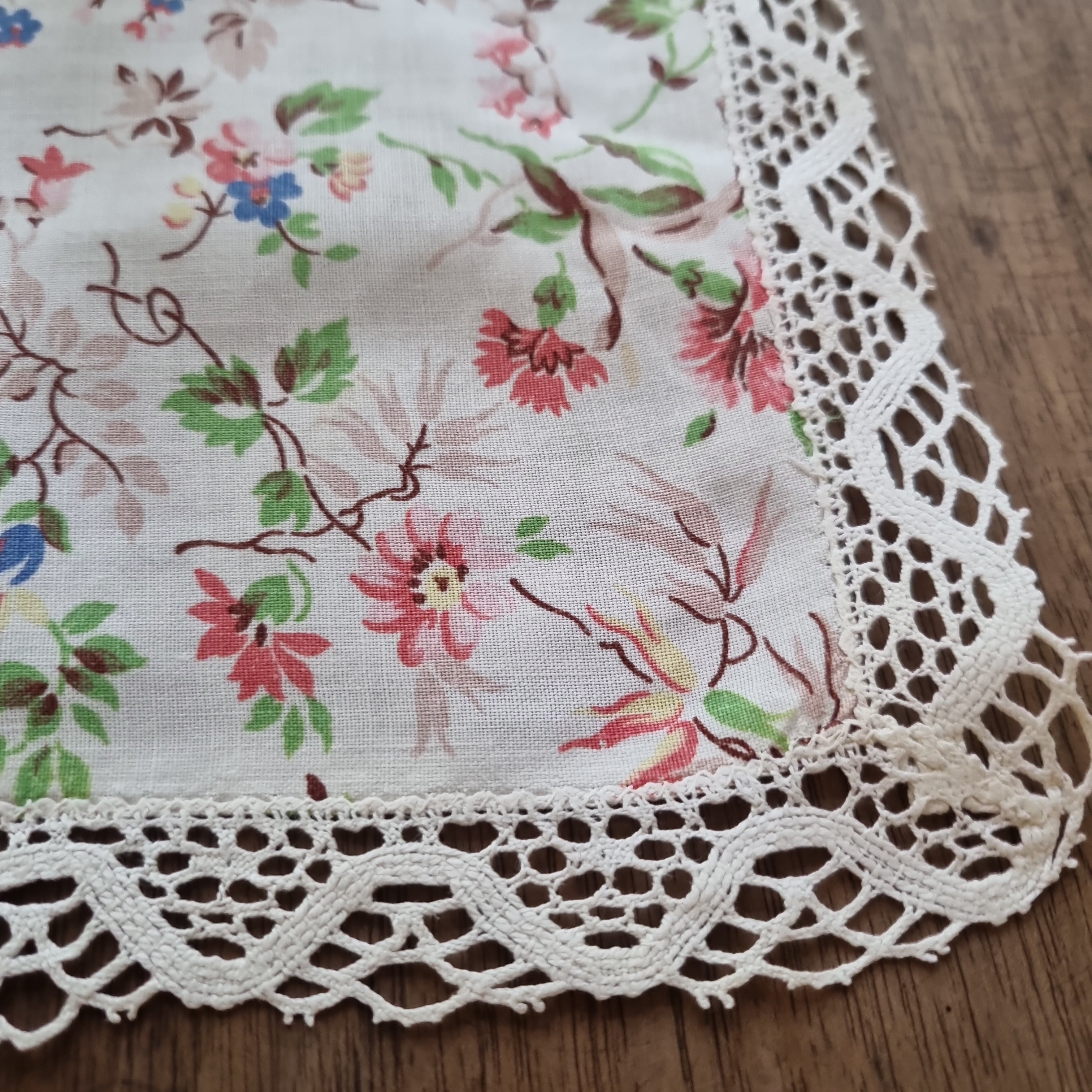 Antikes romantisches Zierdeckchen mit Blumenmotiv und Spitze 27x43cm 🤍