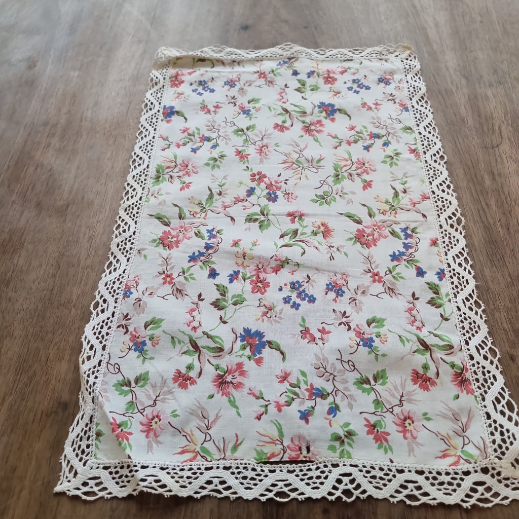 Antikes romantisches Zierdeckchen mit Blumenmotiv und Spitze 27x43cm 🤍