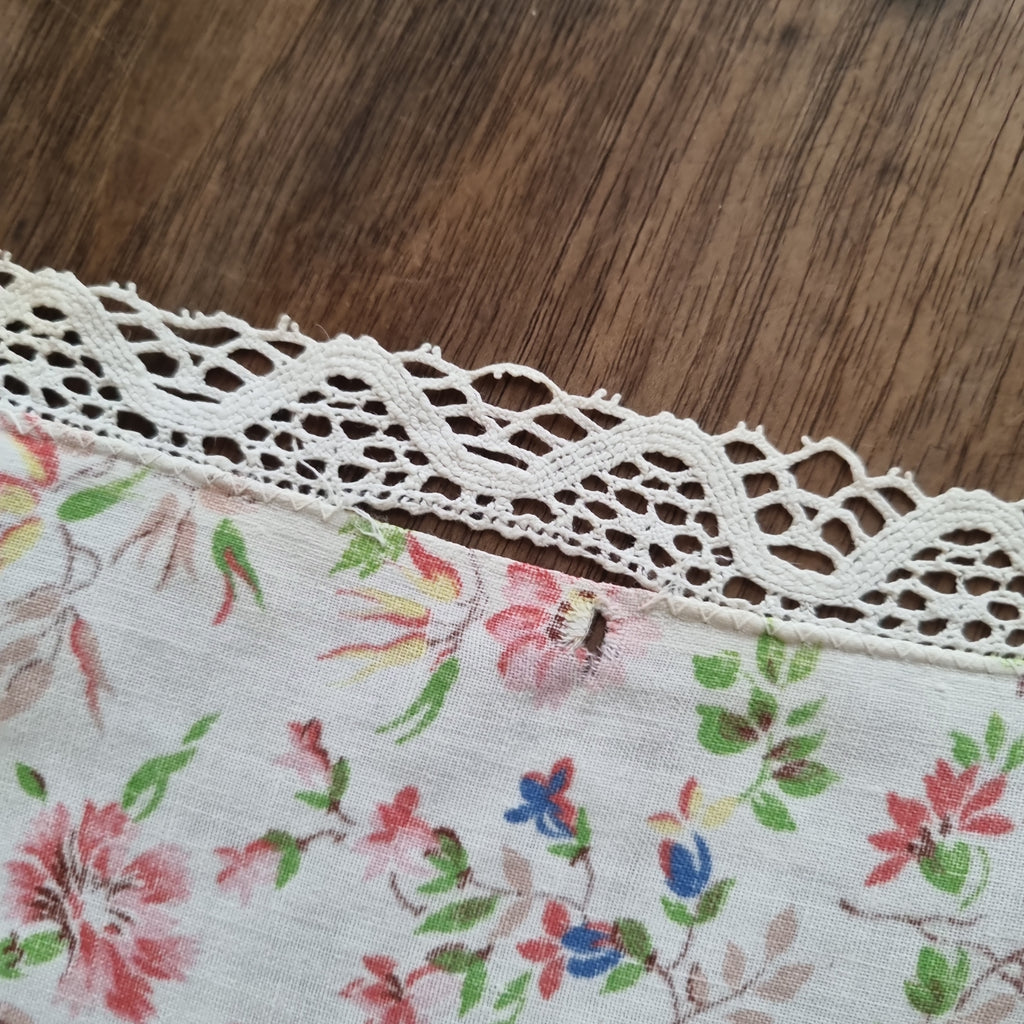 Antikes romantisches Zierdeckchen mit Blumenmotiv und Spitze 27x43cm 🤍