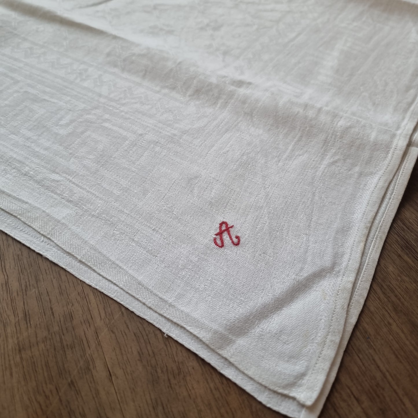 Antike Jugendstil Stoffserviette mit roten Initialen A.