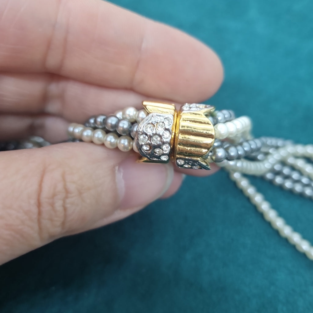 Hübsche grau cremefarbene unechte Perlenkette Druckknopf Verschluss Vintage Halskette Handmade Kette 6 lagig
