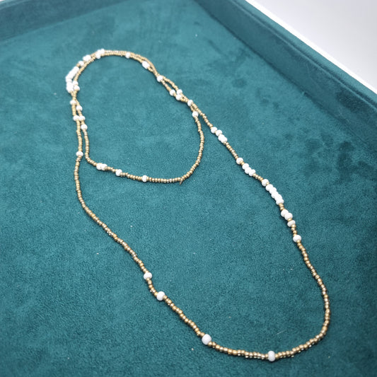 Hübsche weiß goldene Glasperlenkette ohne Verschluss Vintage Halskette Handmade