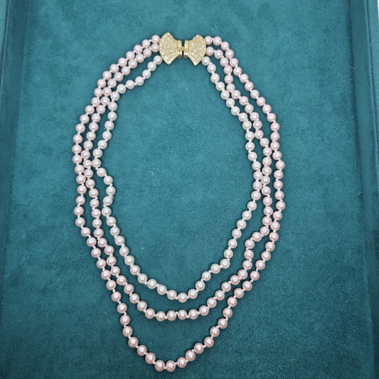 Hübsche pastellrosa unechte Perlenkette Druckknopf Verschluss Vintage Halskette Handmade Kette 3 lagig