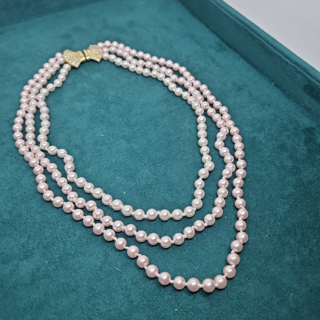 Hübsche pastellrosa unechte Perlenkette Druckknopf Verschluss Vintage Halskette Handmade Kette 3 lagig