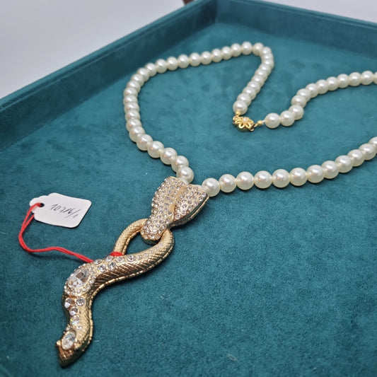 Hübsche lange unechte Perlenkette Druckknopf Verschluss Vintage Halskette Handmade Kette Schlange