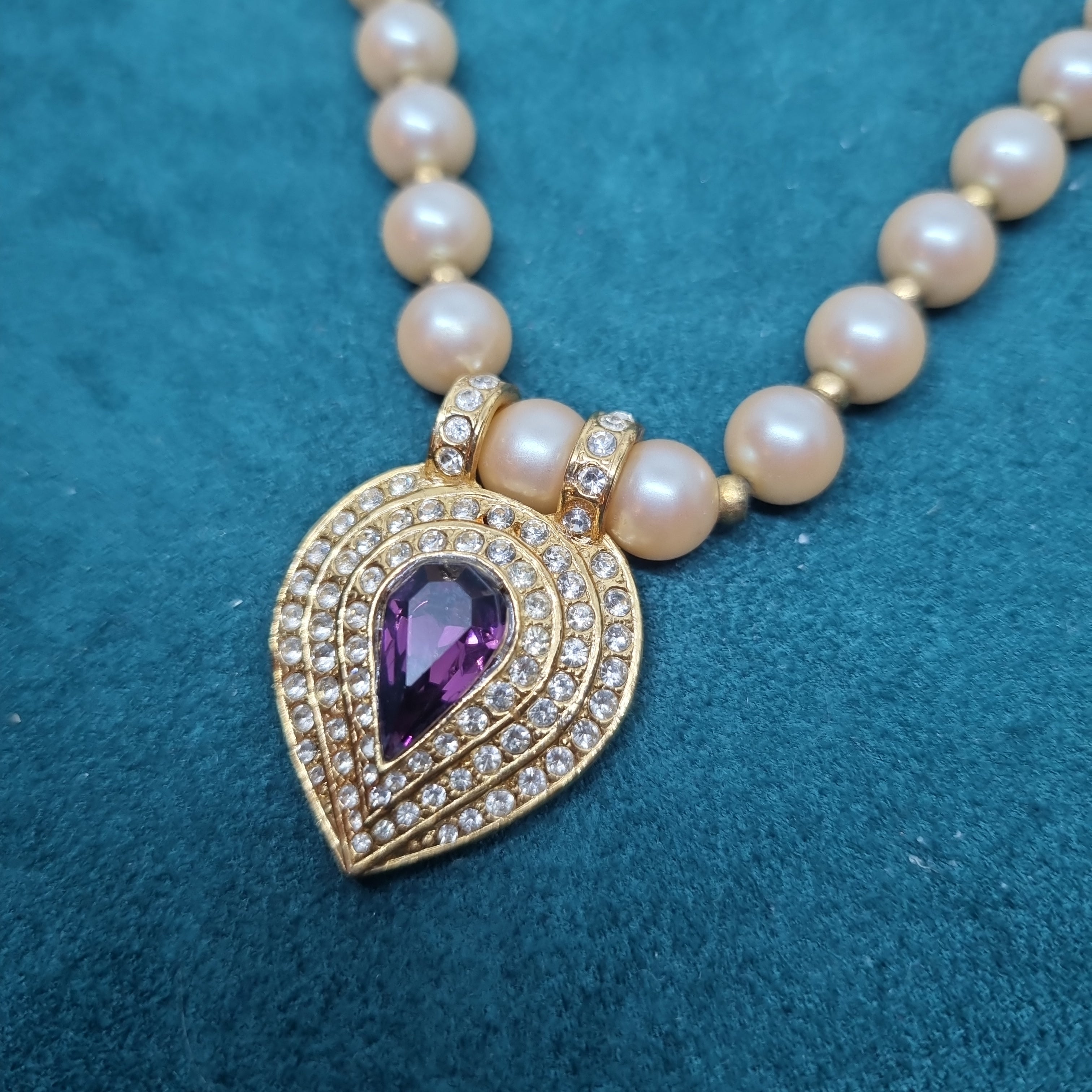 Hübsche lange unechte Perlenkette Druckknopf Verschluss Vintage Halskette Handmade Kette