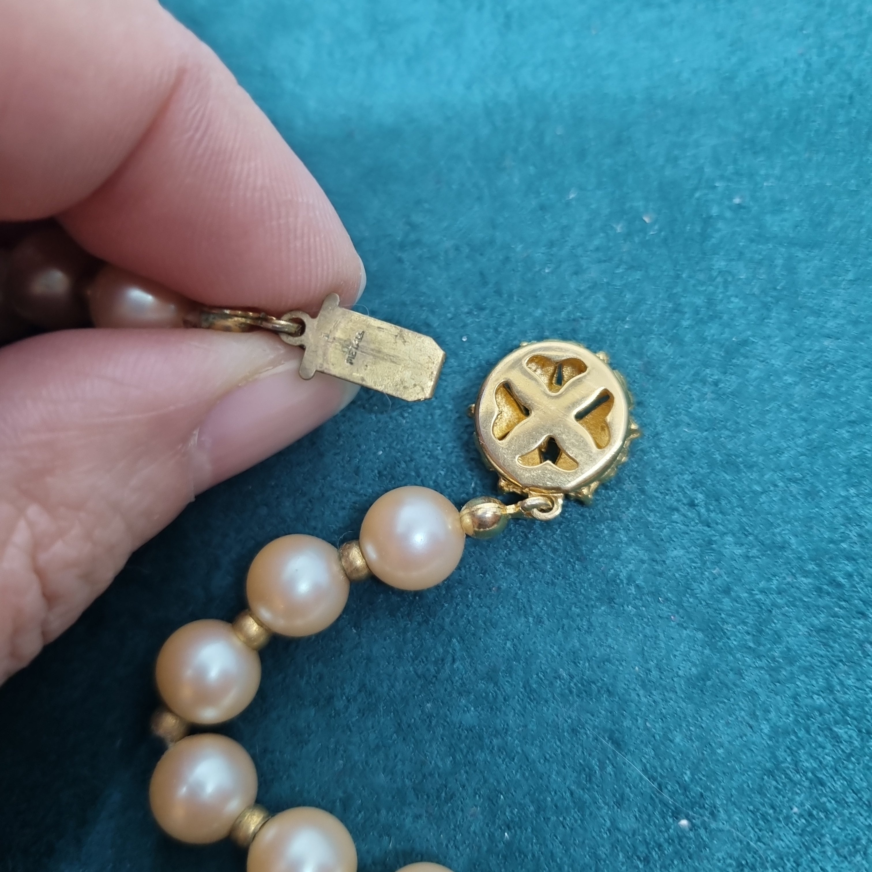 Hübsche lange unechte Perlenkette Druckknopf Verschluss Vintage Halskette Handmade Kette