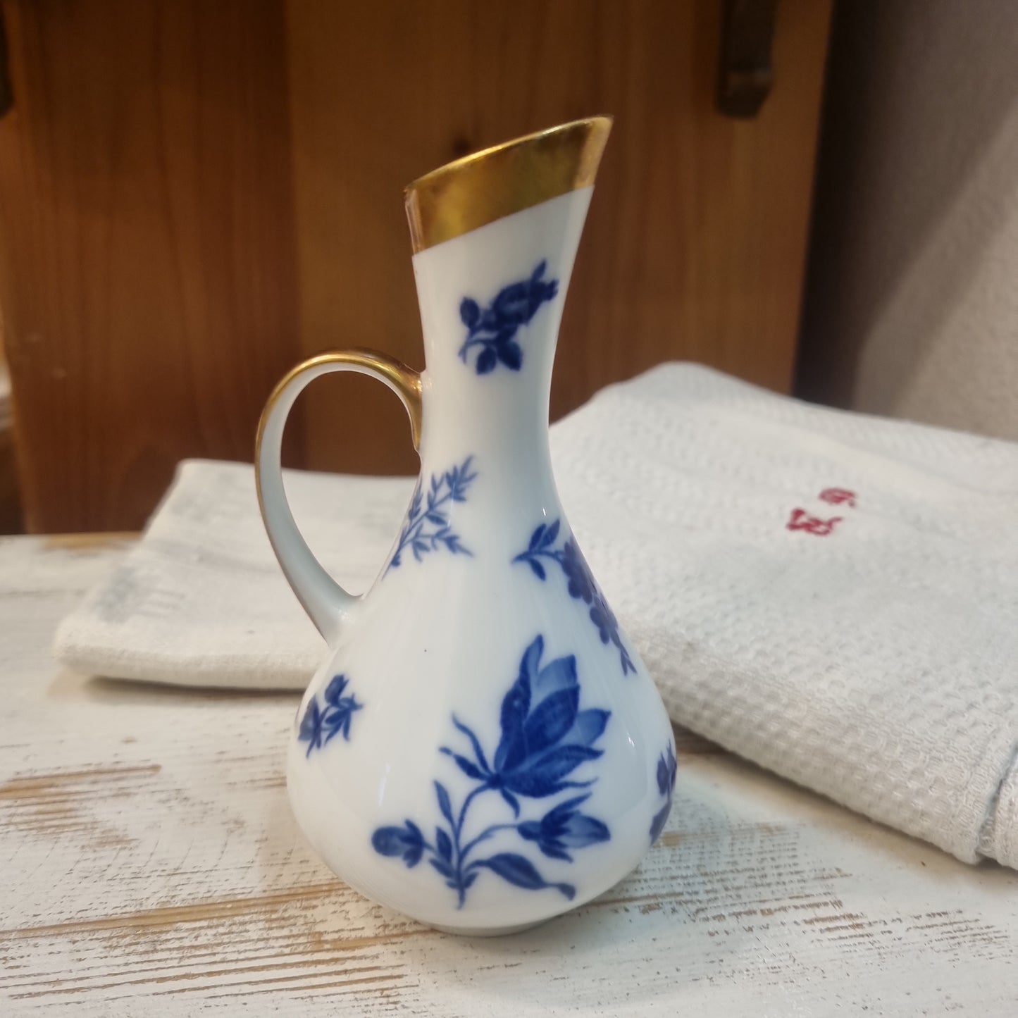 Wunderschöne zarte Porzelan Vase klein blau weiß mit Blumenmuster und Goldrand Henkel