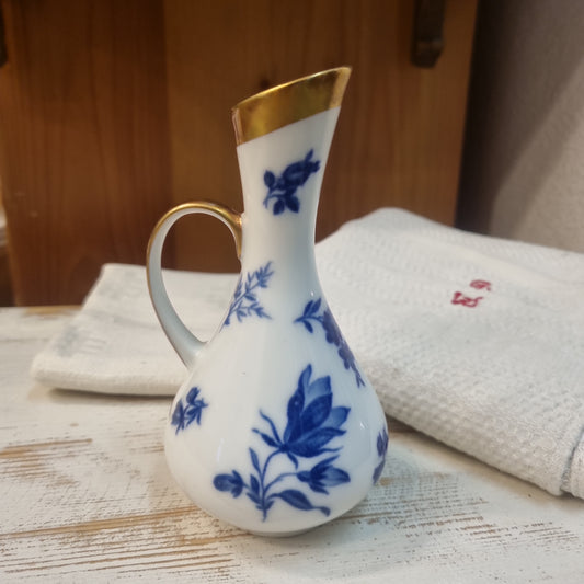 Wunderschöne zarte Porzelan Vase klein blau weiß mit Blumenmuster und Goldrand Henkel
