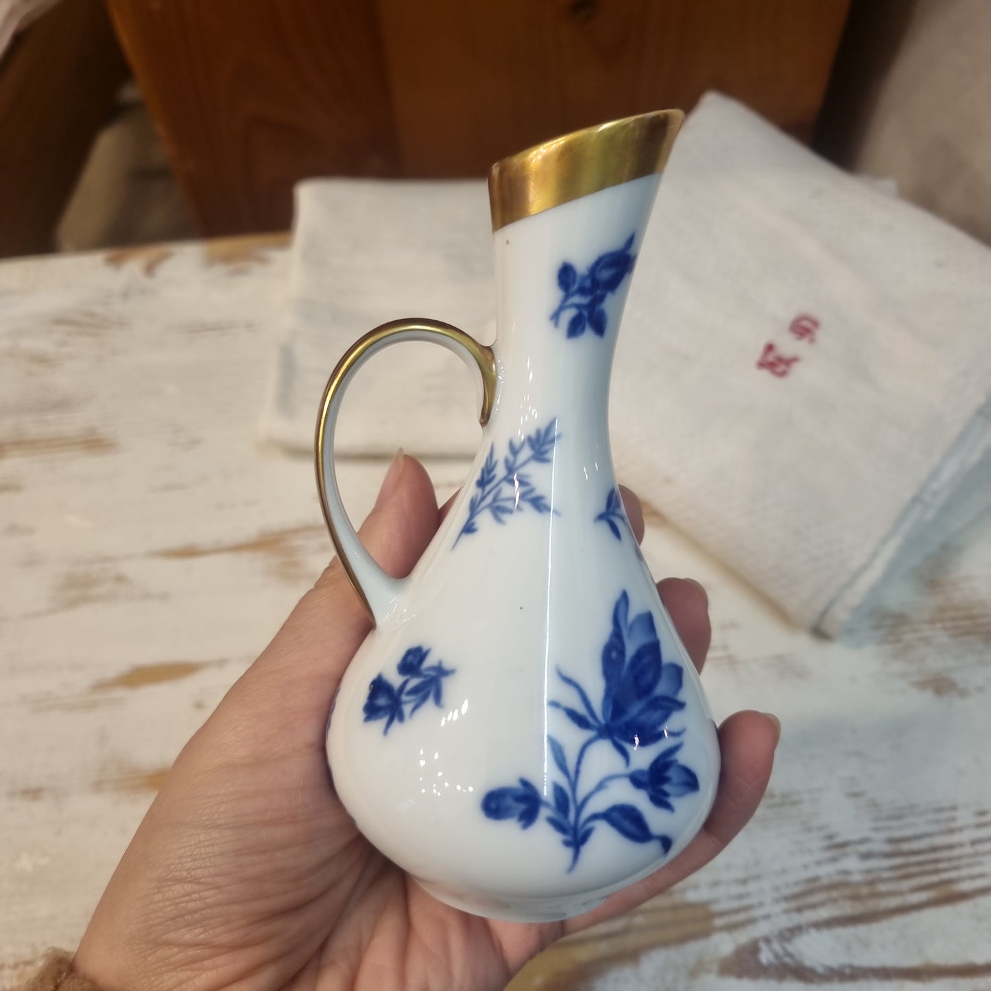 Wunderschöne zarte Porzelan Vase klein blau weiß mit Blumenmuster und Goldrand Henkel