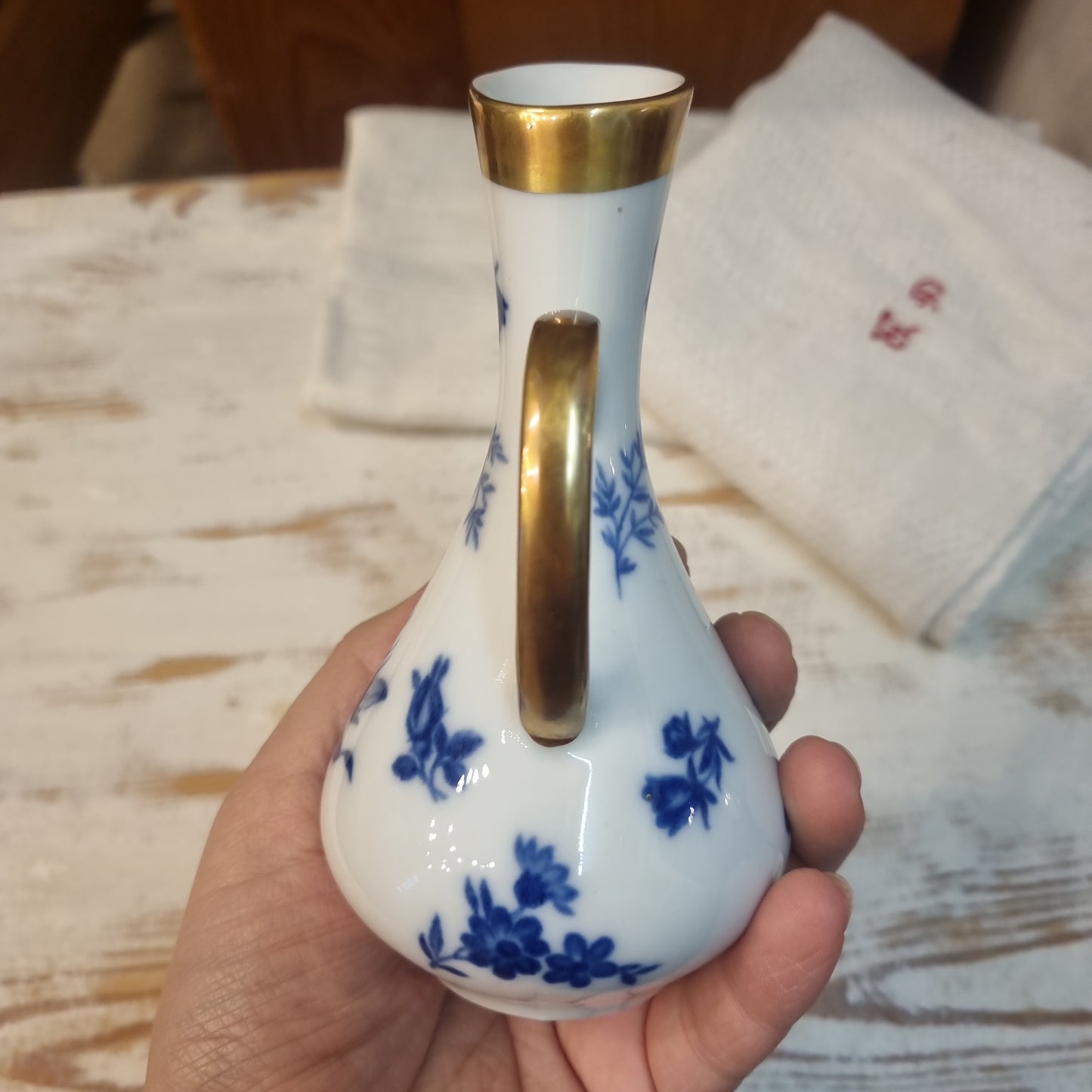 Wunderschöne zarte Porzelan Vase klein blau weiß mit Blumenmuster und Goldrand Henkel