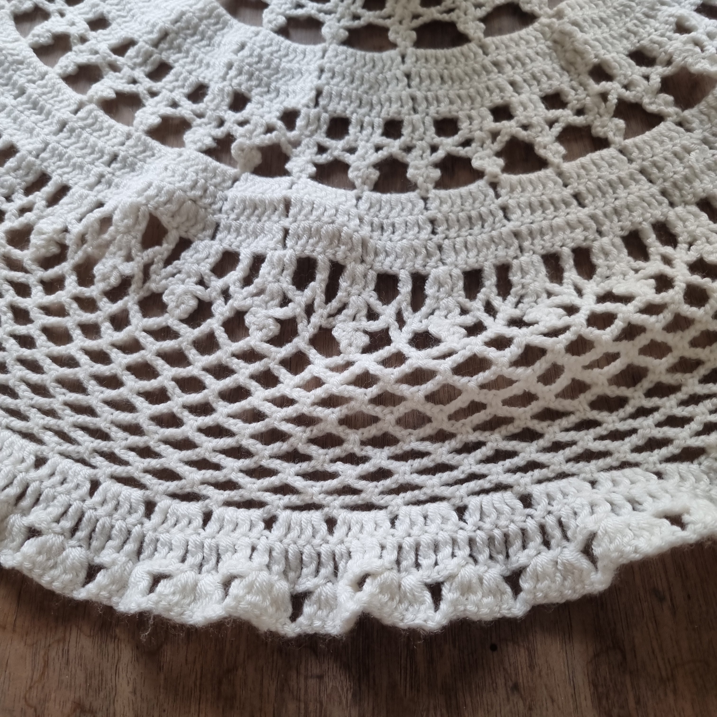 Antike handgemachte runde Tischdecke gestrickt 90cm cremeweiß Wolle 🤍