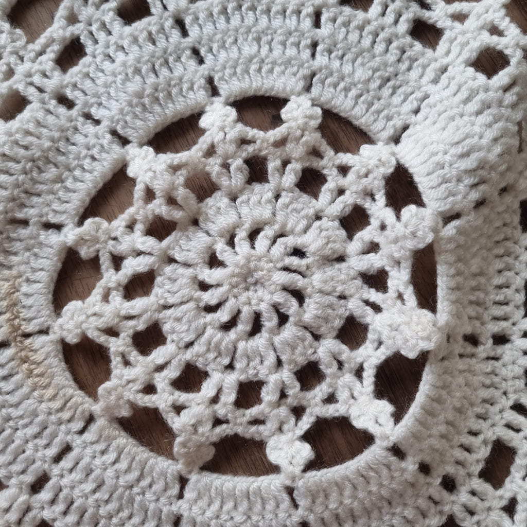 Antike handgemachte runde Tischdecke gestrickt 90cm cremeweiß Wolle 🤍