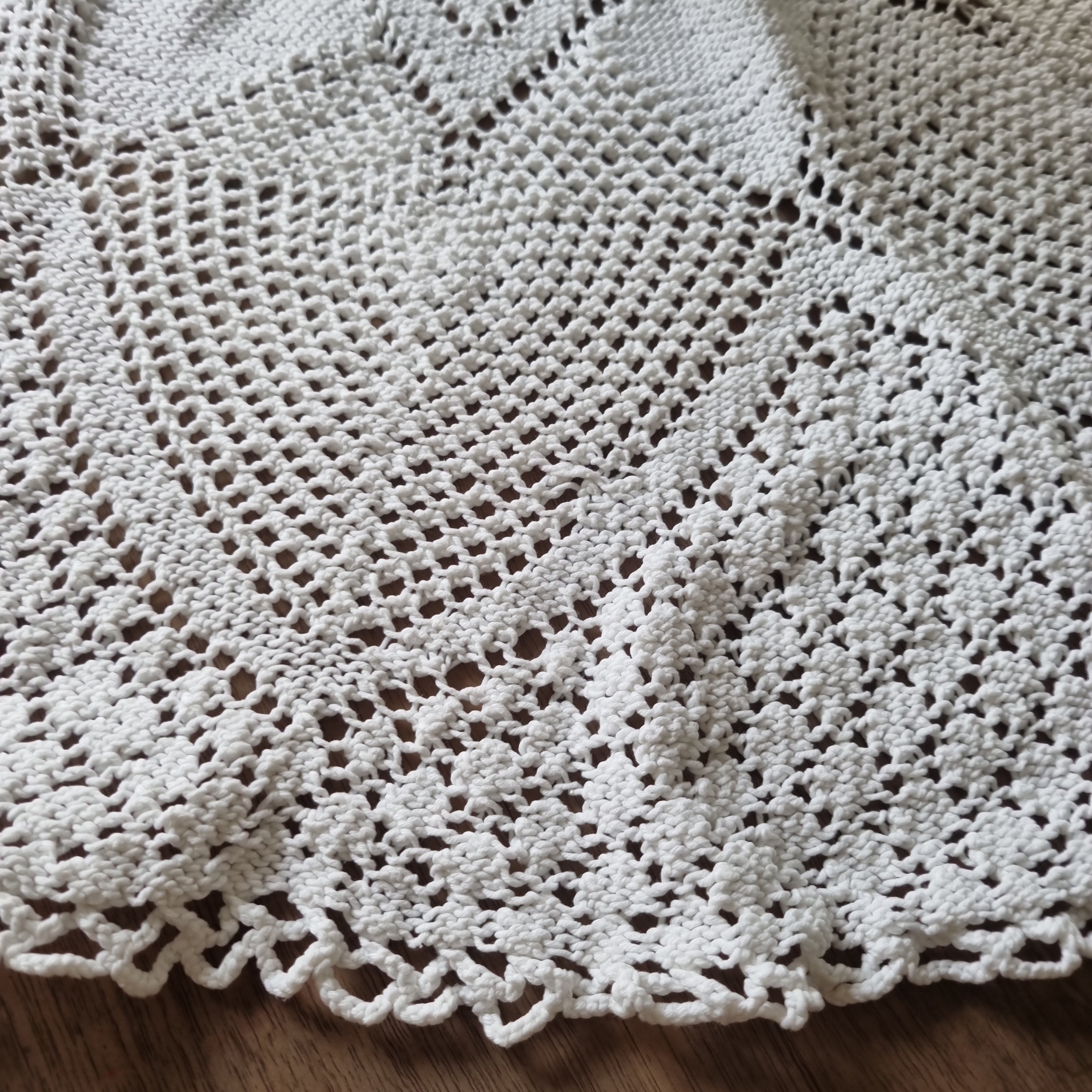 Antike weiße runde gehäkelte/ geklöppelte Tischdecke / Zierdecke weiß 75cm 🤍