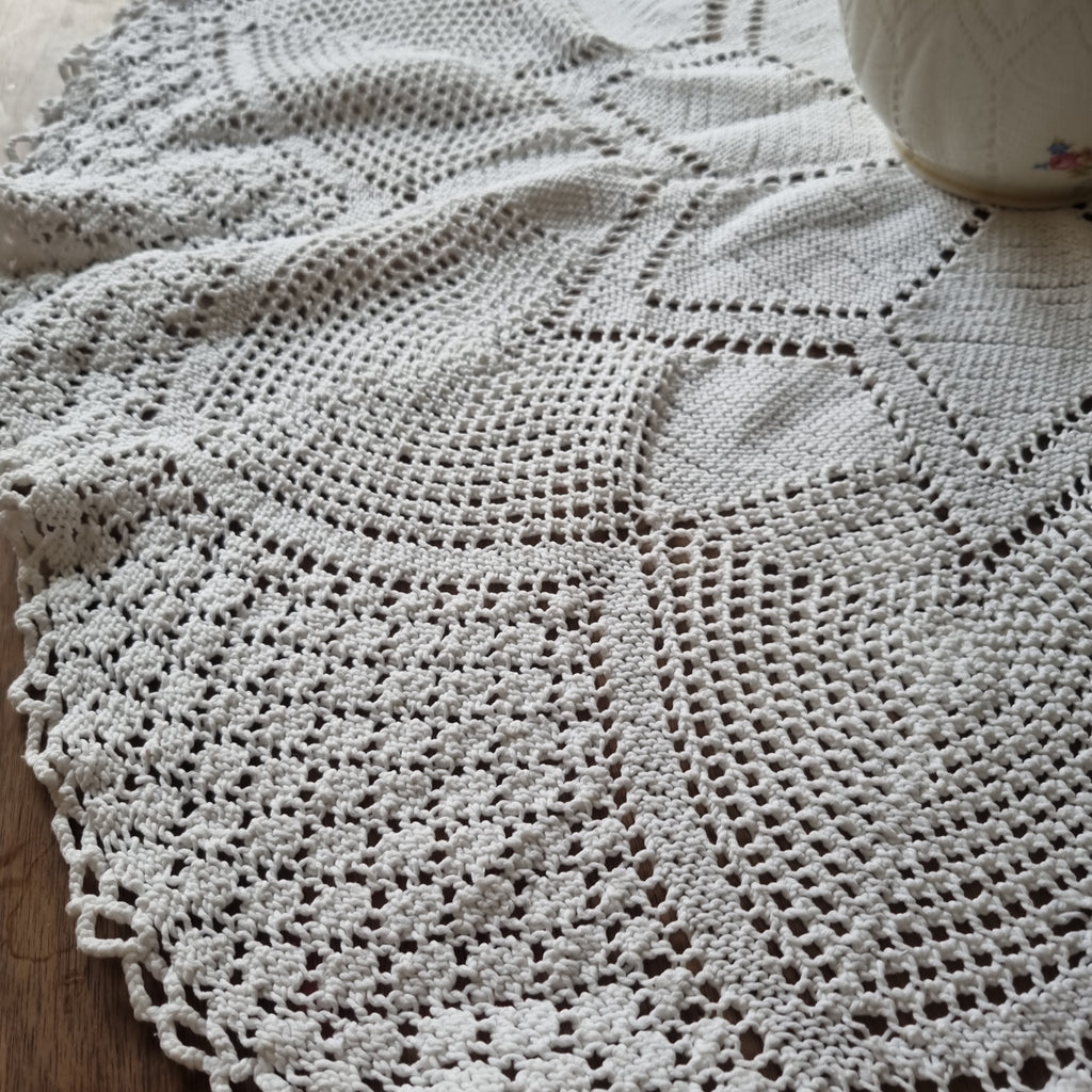 Antike weiße runde gehäkelte/ geklöppelte Tischdecke / Zierdecke weiß 75cm 🤍