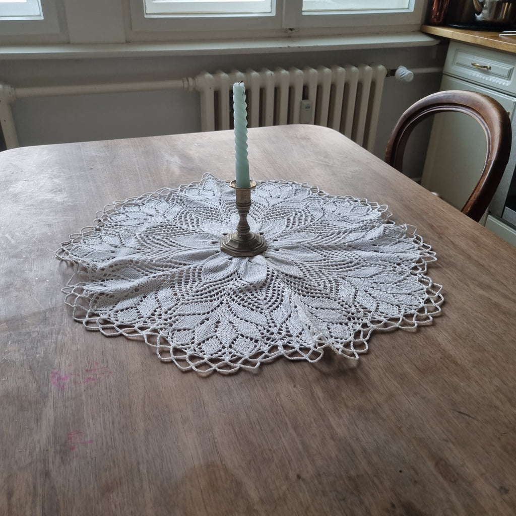 Antikes gehäkeltes / geklöppeltes Zierdeckchen weiß rund 55cm 🤍