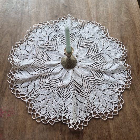 Antikes gehäkeltes / geklöppeltes Zierdeckchen weiß rund 55cm 🤍