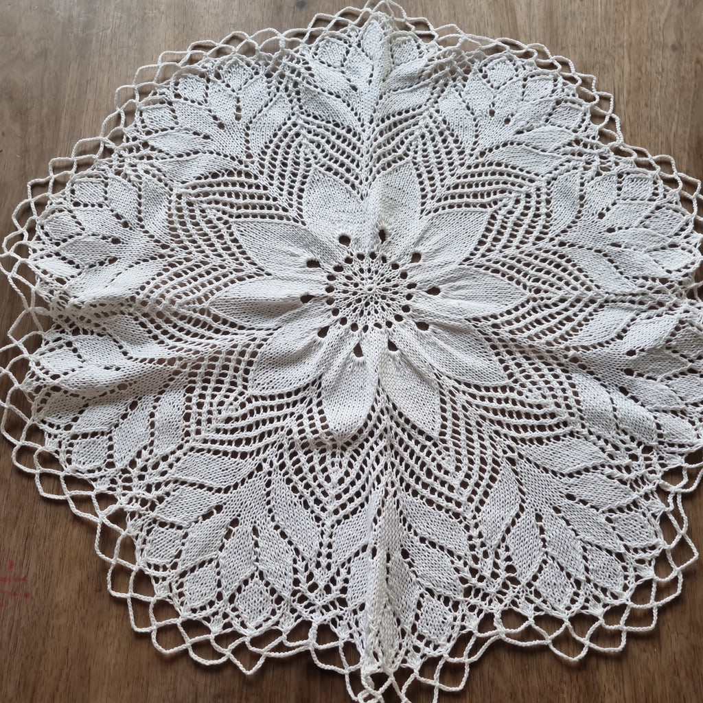 Antikes gehäkeltes / geklöppeltes Zierdeckchen weiß rund 55cm 🤍