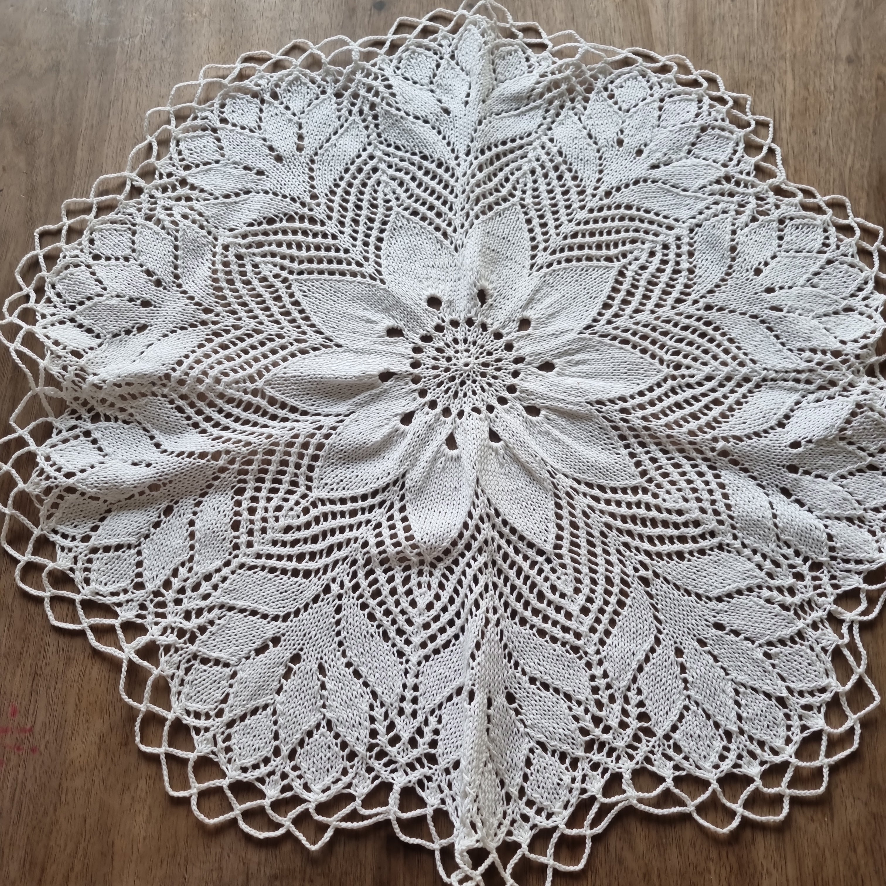 Antikes gehäkeltes / geklöppeltes Zierdeckchen weiß rund 55cm 🤍