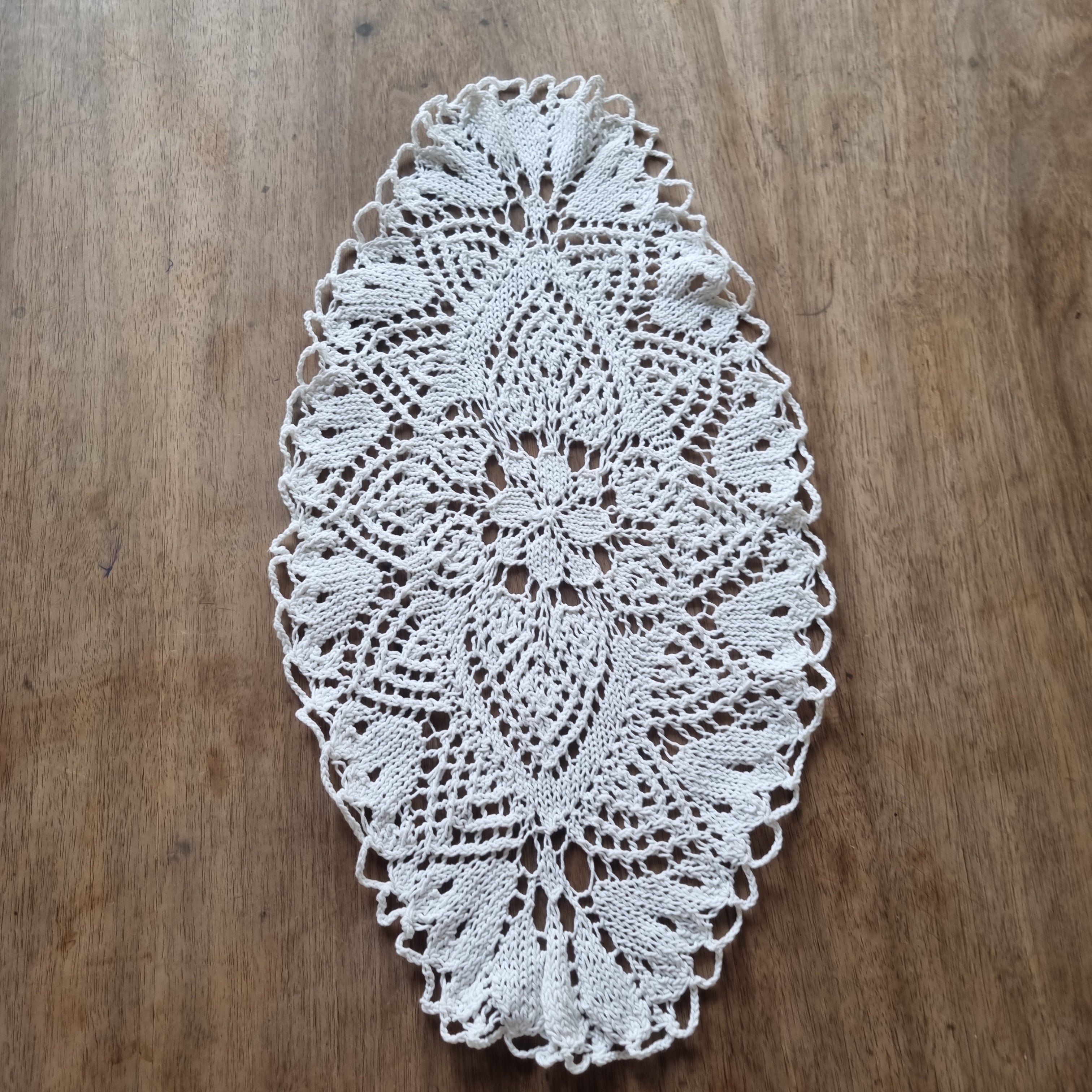 Antikes gehäkeltes / geklöppeltes Zierdeckchen weiß 25x48cm
