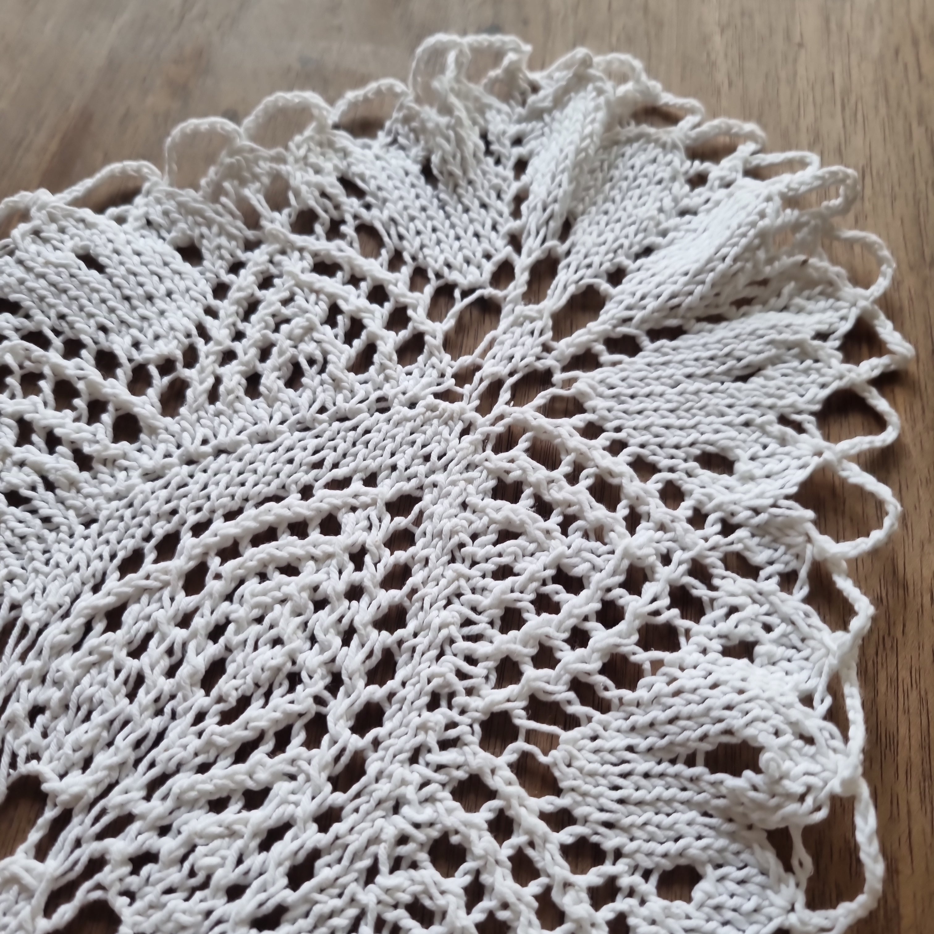 Antikes gehäkeltes / geklöppeltes Zierdeckchen weiß 25x48cm