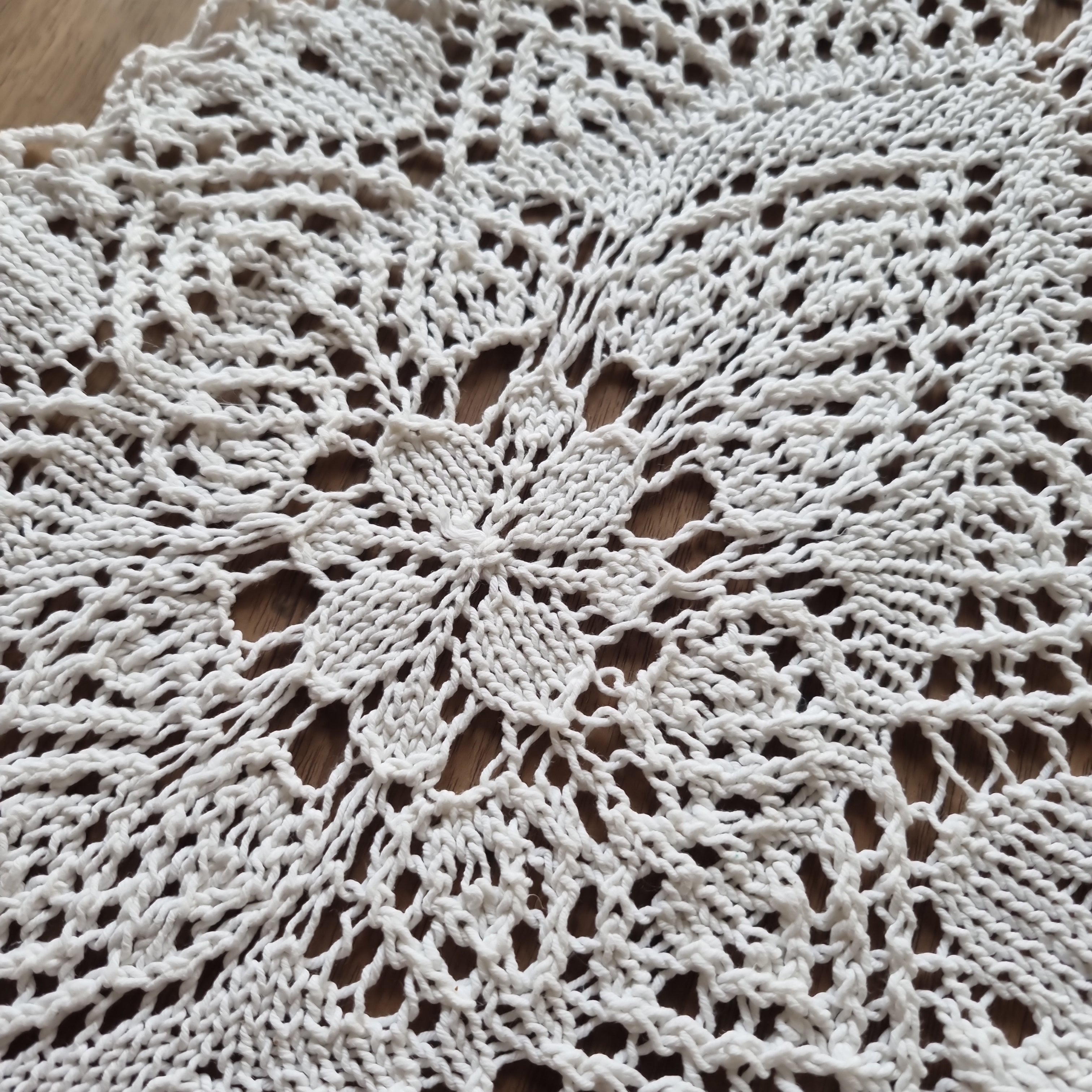 Antikes gehäkeltes / geklöppeltes Zierdeckchen weiß 25x48cm