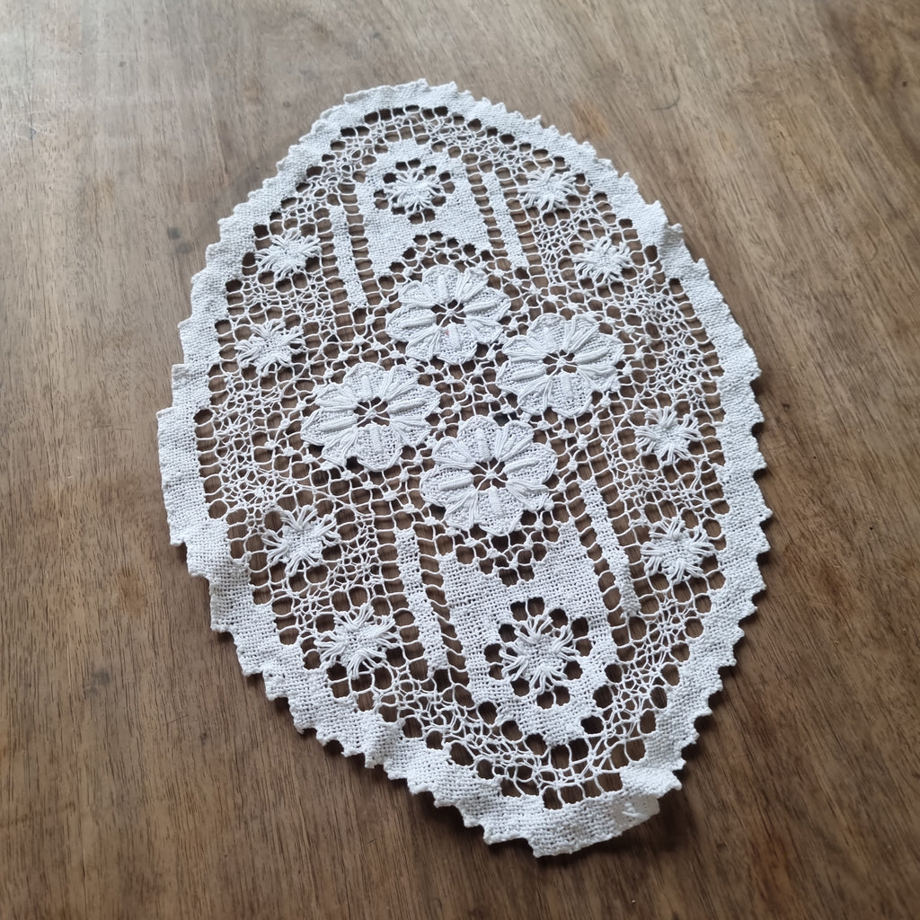 Antikes gehäkeltes Zierdeckchen weiß 38x 25cm 🤍