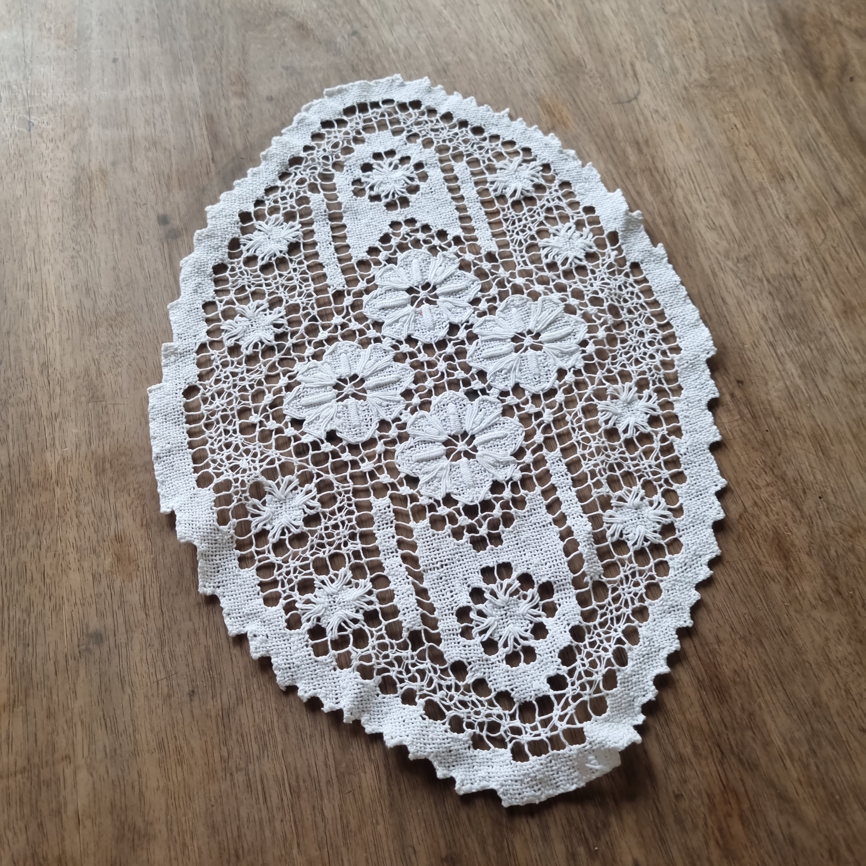 Antikes gehäkeltes Zierdeckchen weiß 38x 25cm 🤍