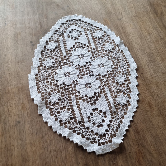 Antikes gehäkeltes Zierdeckchen weiß 38x 25cm 🤍