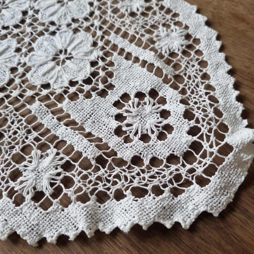 Antikes gehäkeltes Zierdeckchen weiß 38x 25cm 🤍