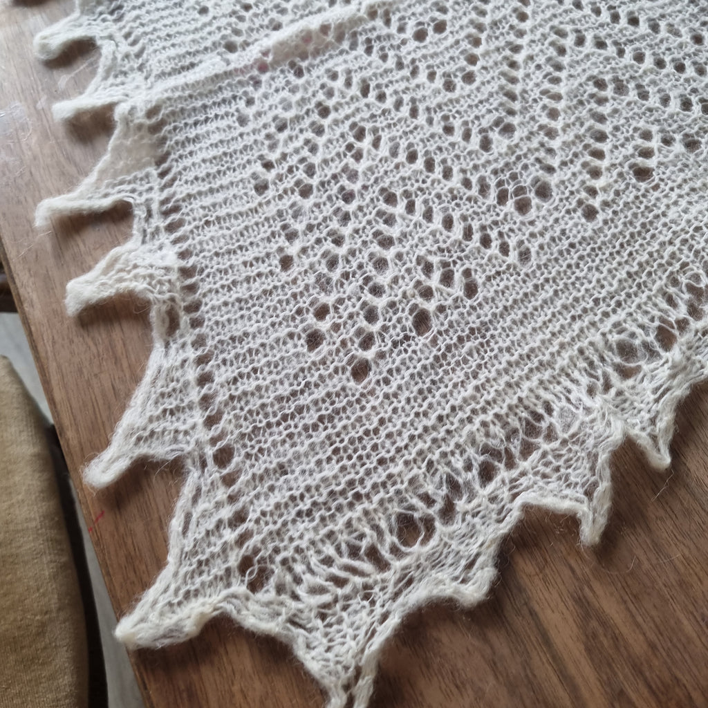 Alte handgemachte Zierdecke Vintage Retro gestrickt gehäkelt beige 95x75cm 🤍