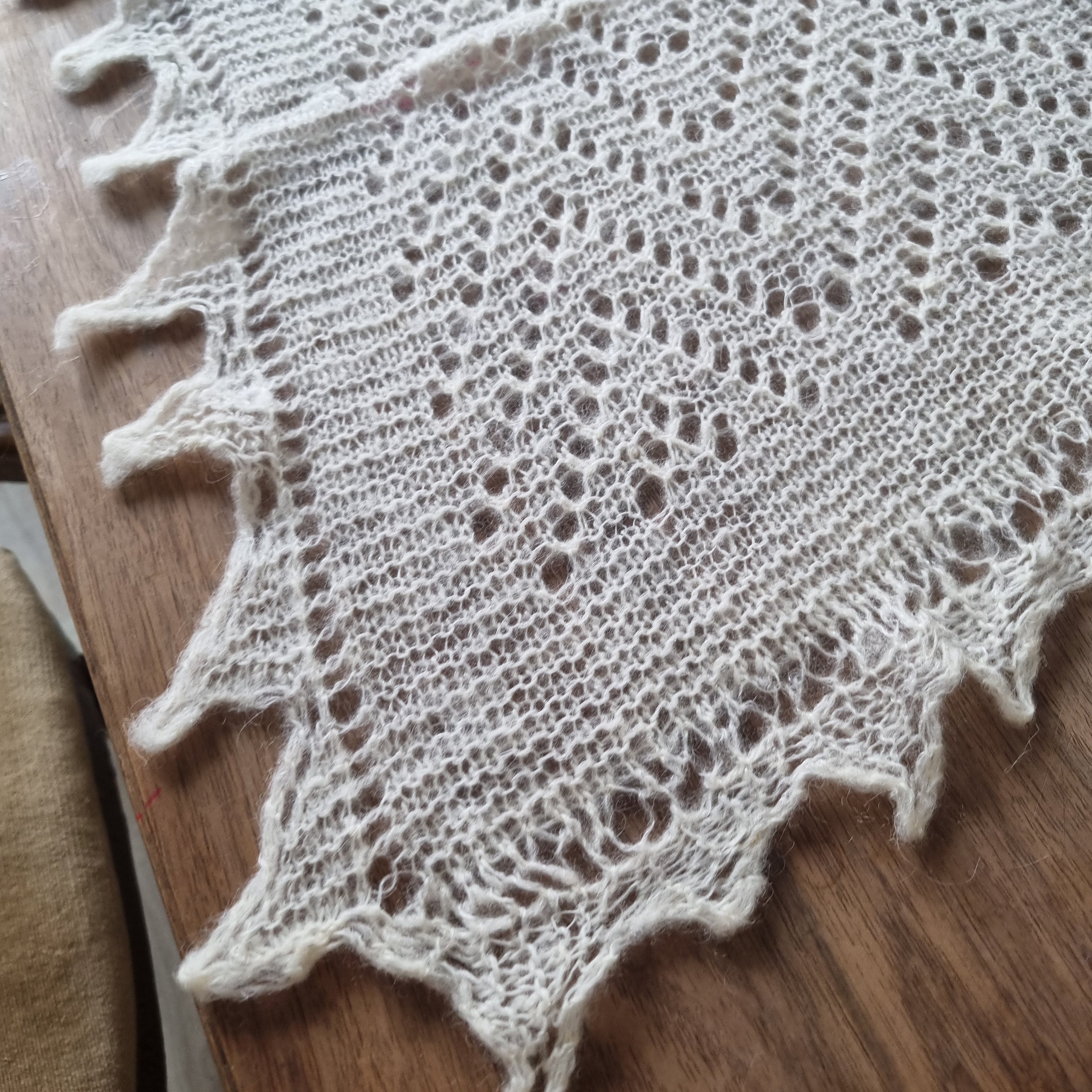 Alte handgemachte Zierdecke Vintage Retro gestrickt gehäkelt beige 95x75cm 🤍