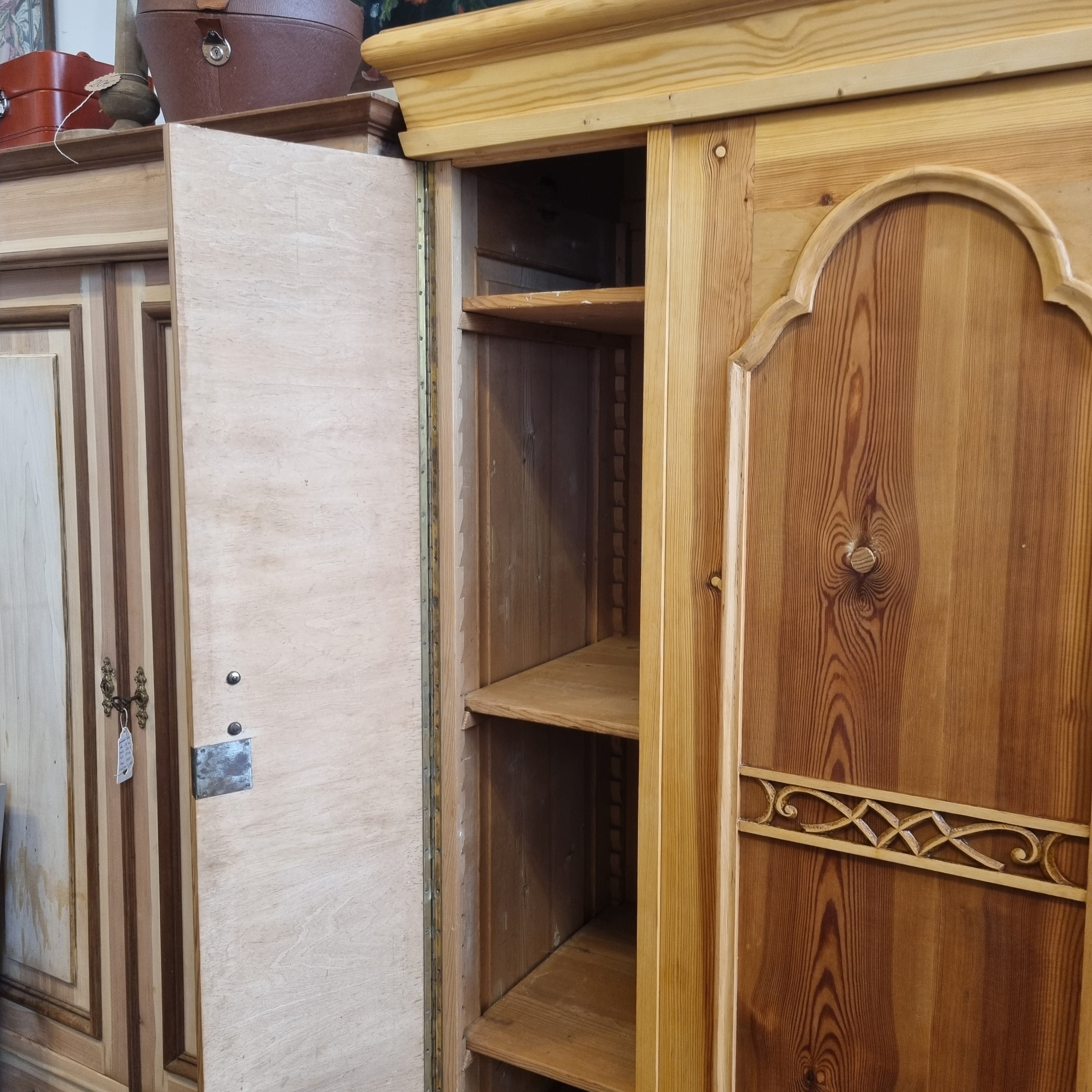 Antiker 30er Jahre Kleiderschrank aufgearbeitet 3-türig