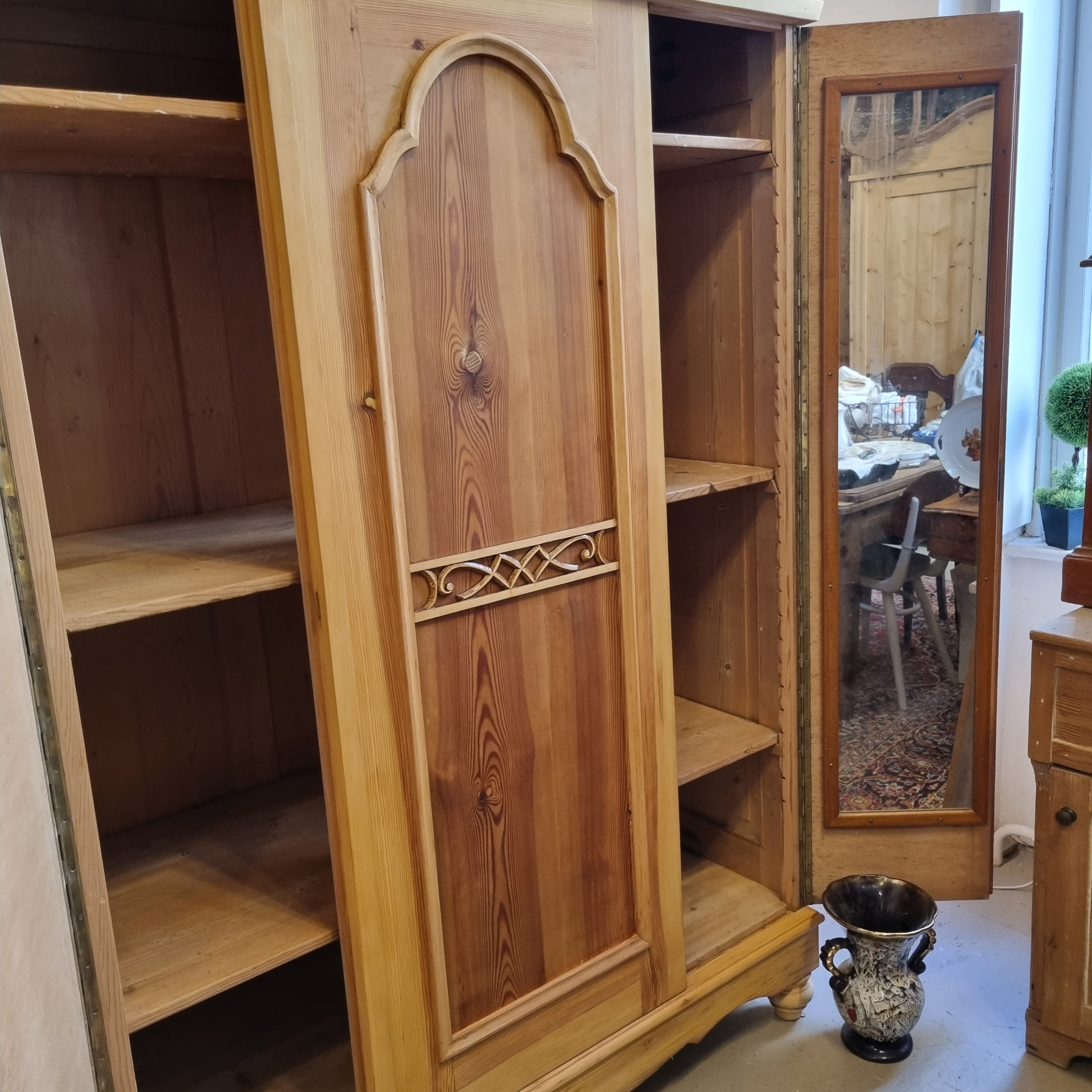 Antiker 30er Jahre Kleiderschrank aufgearbeitet 3-türig