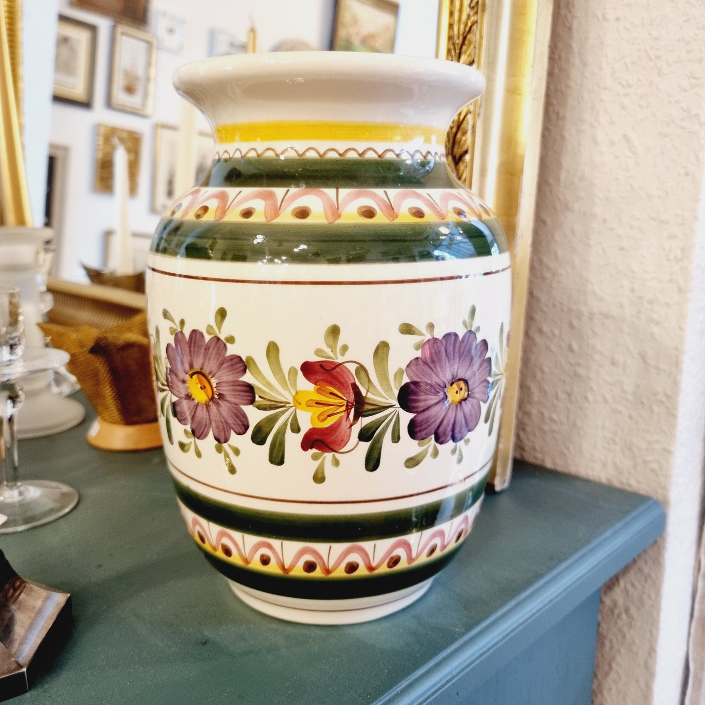 Antike Handbemalte Vase mit Blumenmotiv und feinen Krakelee Vintage Retro Österreich