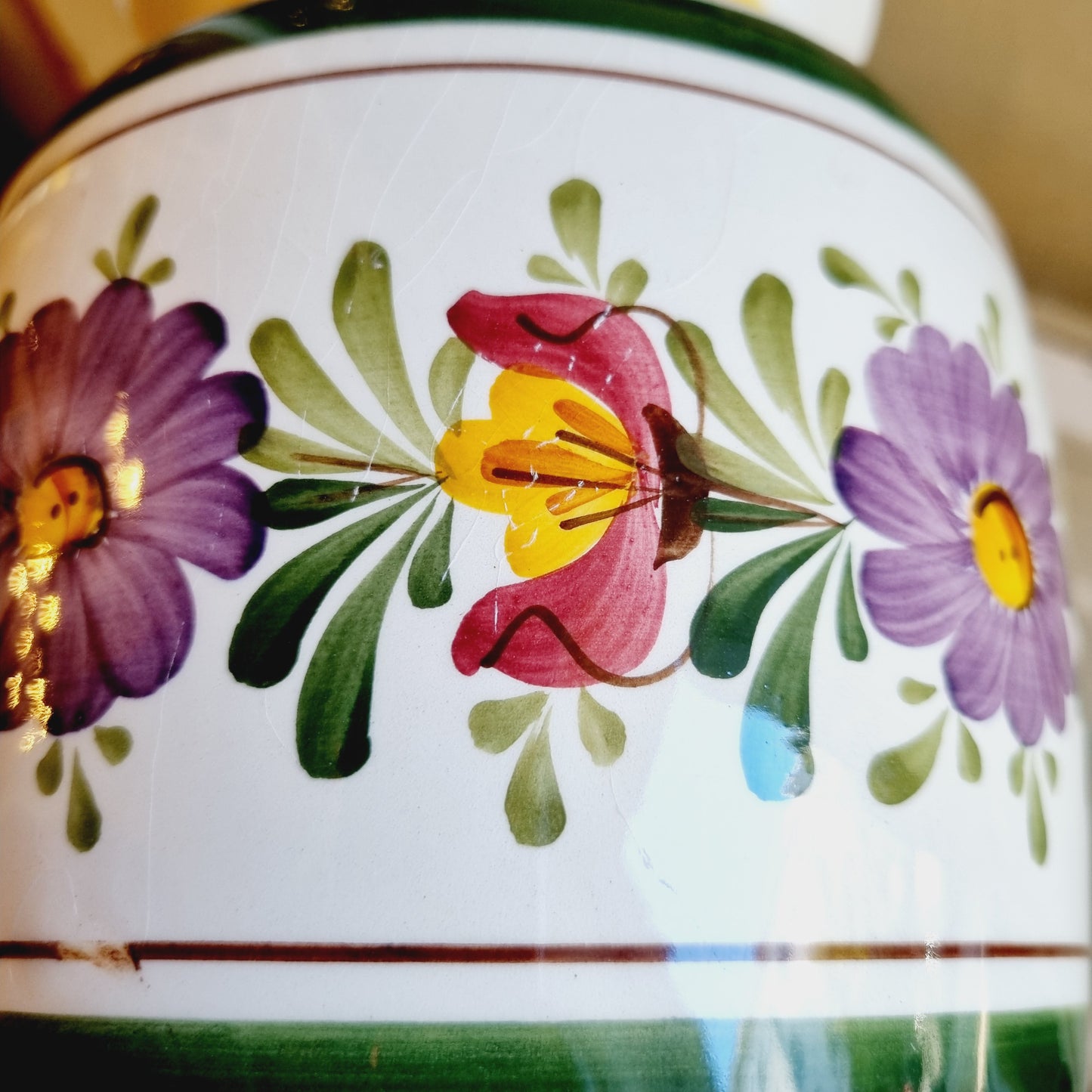 Antike Handbemalte Vase mit Blumenmotiv und feinen Krakelee Vintage Retro Österreich