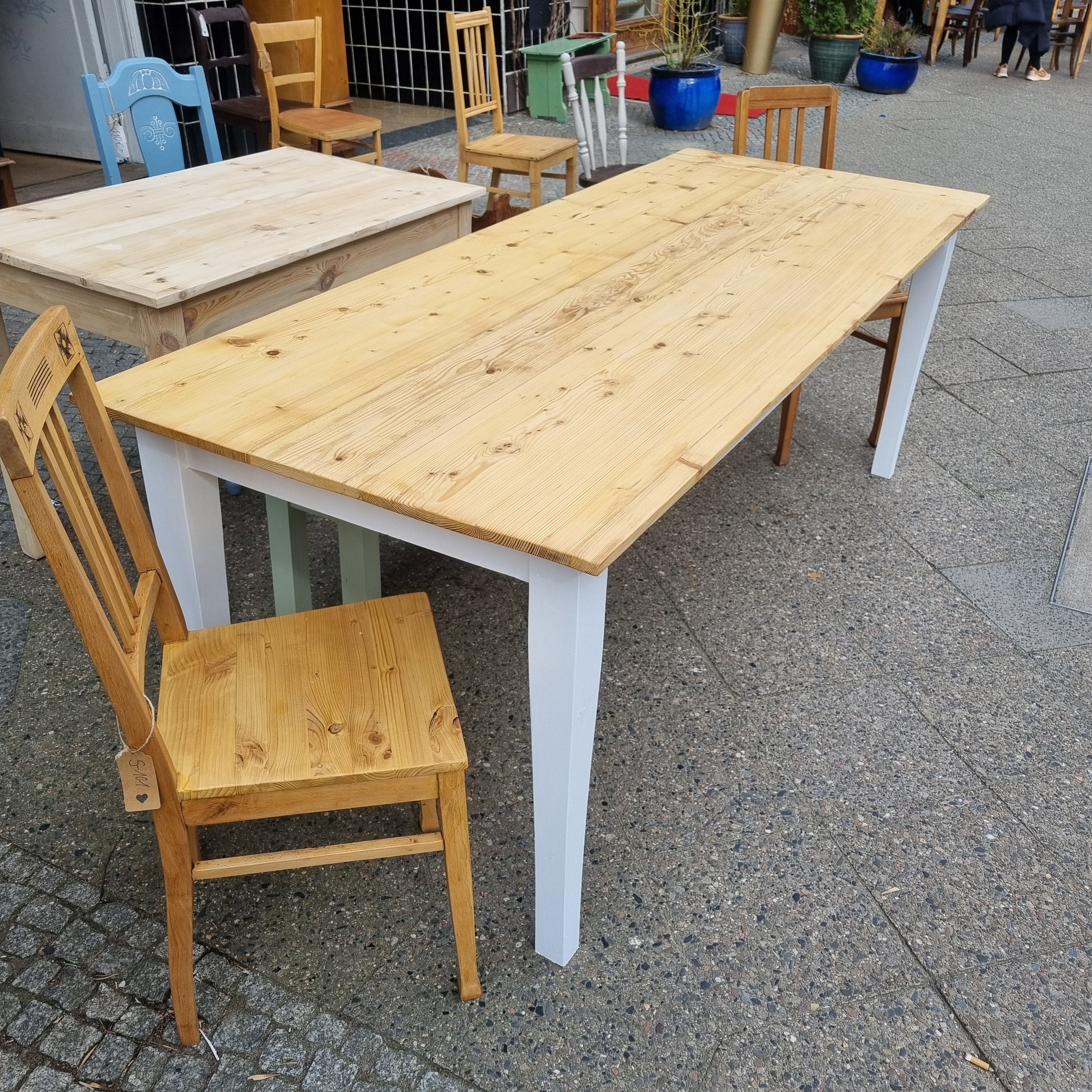 Tisch 215x85cm aus "Alten Berliner Holzdielen" von uns getischlert