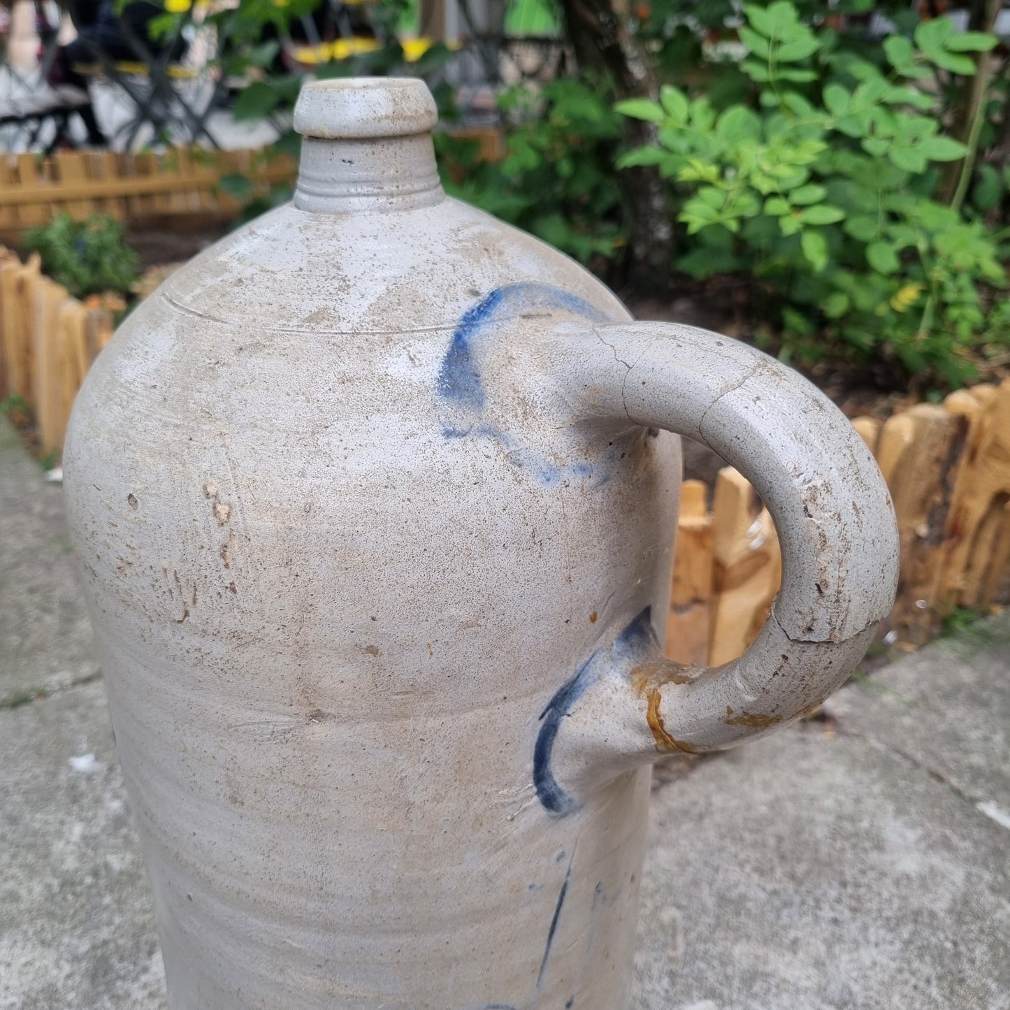 Sehr alter, großer Steingut Krug (geklebter Griff) Grau Blau Landhaus