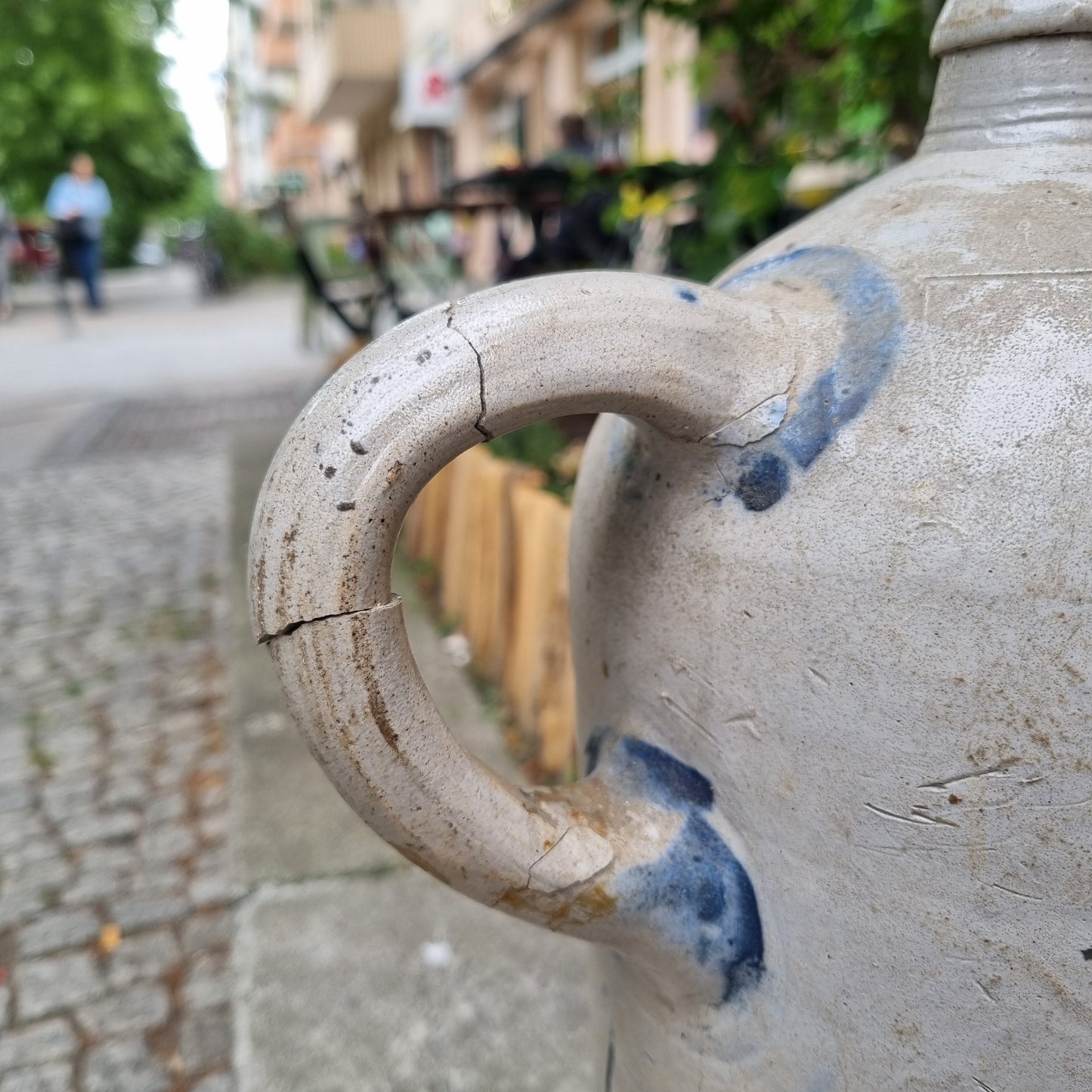 Sehr alter, großer Steingut Krug (geklebter Griff) Grau Blau Landhaus