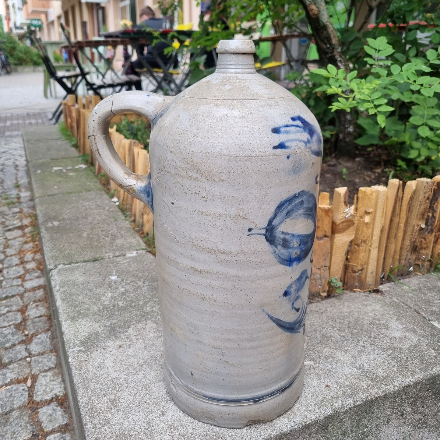 Sehr alter, großer Steingut Krug (geklebter Griff) Grau Blau Landhaus